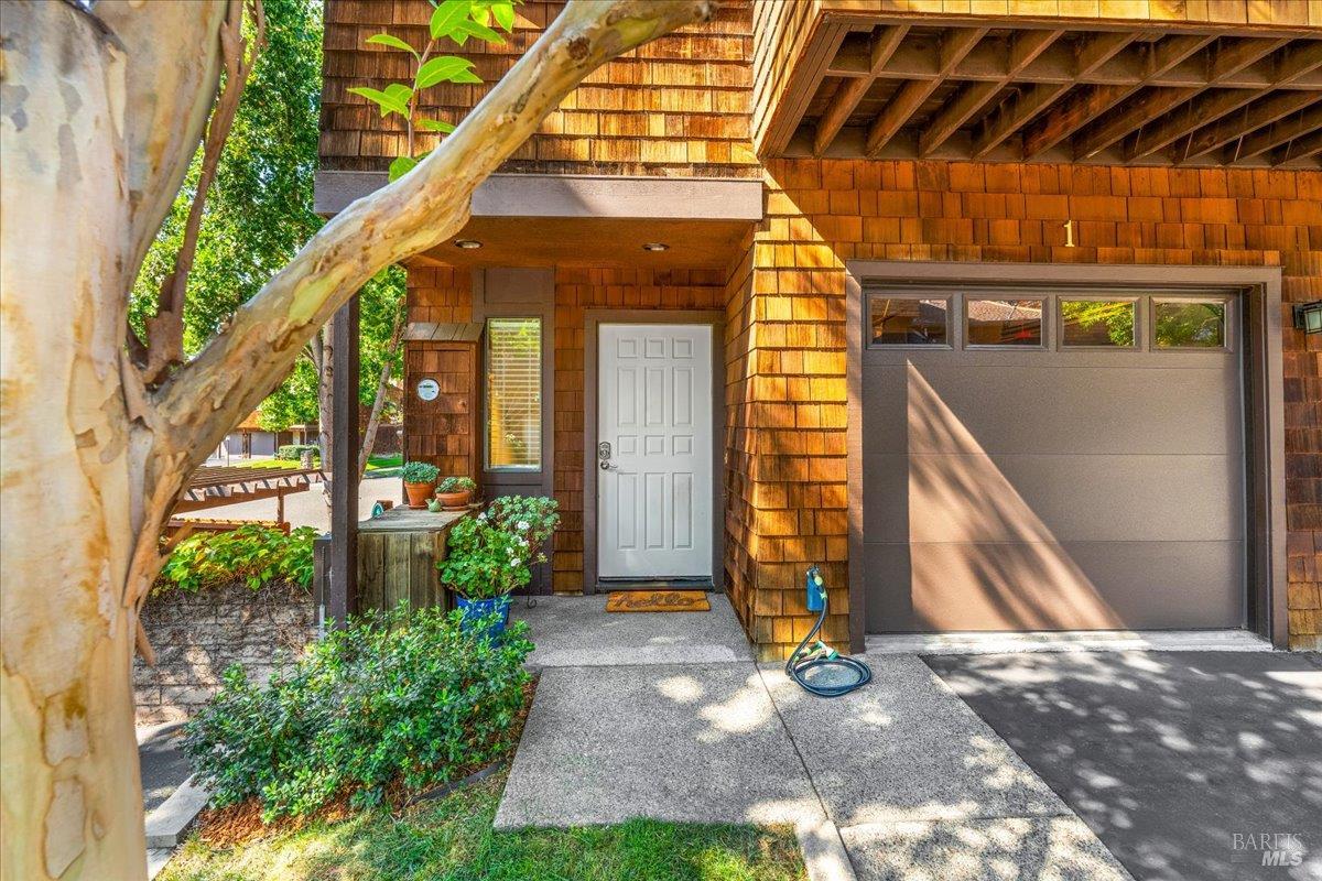 Detail Gallery Image 2 of 34 For 1 Freedom Ln, Petaluma,  CA 94952 - 2 Beds | 2/1 Baths
