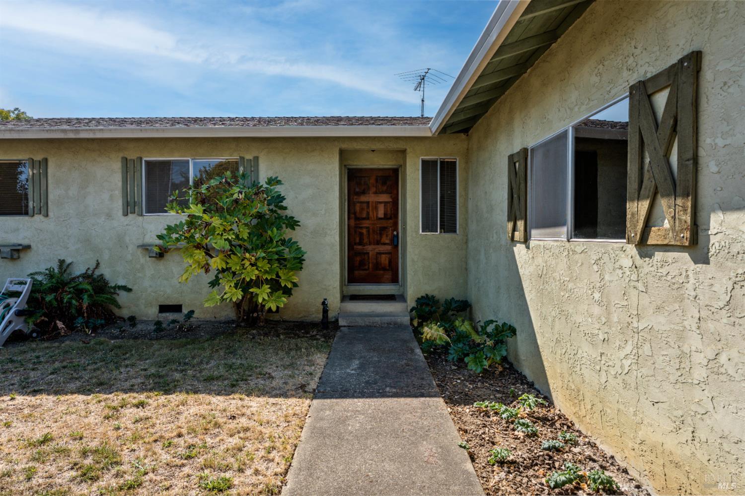 Detail Gallery Image 2 of 19 For 835 Yaqui Dr, Ukiah,  CA 95482 - 3 Beds | 2 Baths