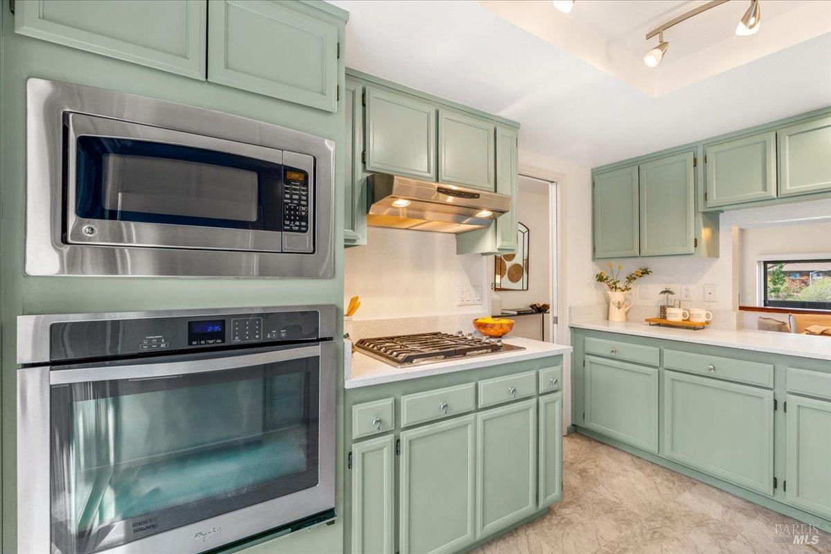 Detail Gallery Image 13 of 34 For 1 Freedom Ln, Petaluma,  CA 94952 - 2 Beds | 2/1 Baths