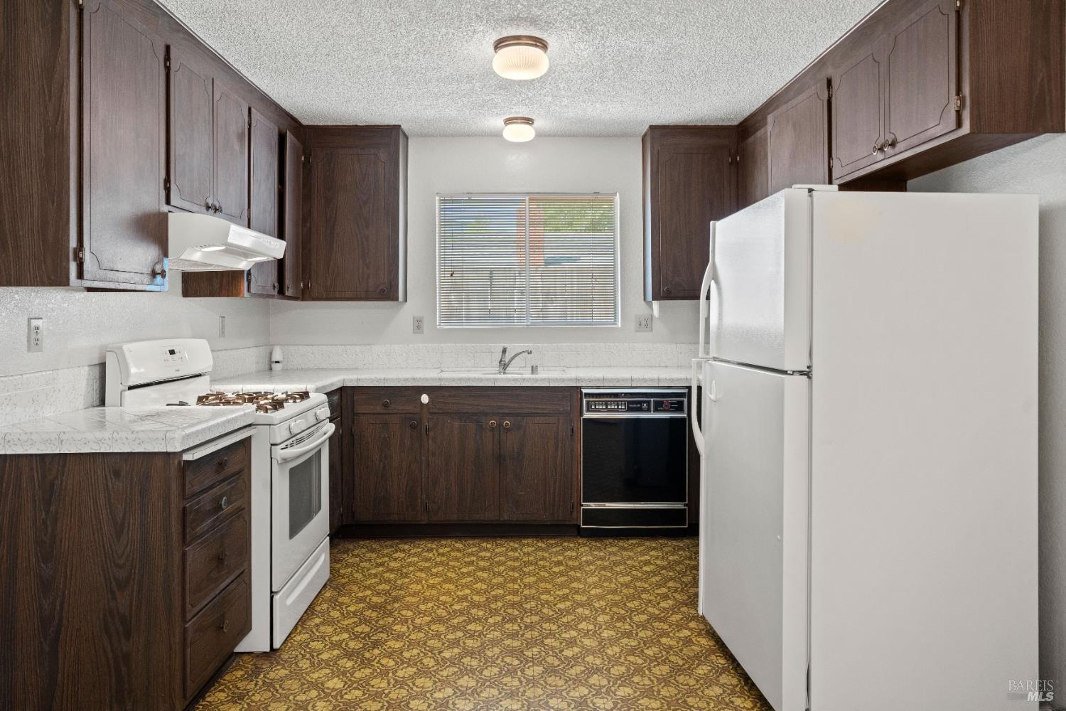 Detail Gallery Image 3 of 19 For 835 Yaqui Dr, Ukiah,  CA 95482 - 3 Beds | 2 Baths