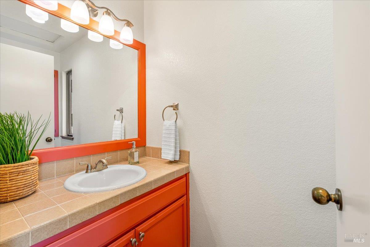 Detail Gallery Image 16 of 34 For 1 Freedom Ln, Petaluma,  CA 94952 - 2 Beds | 2/1 Baths
