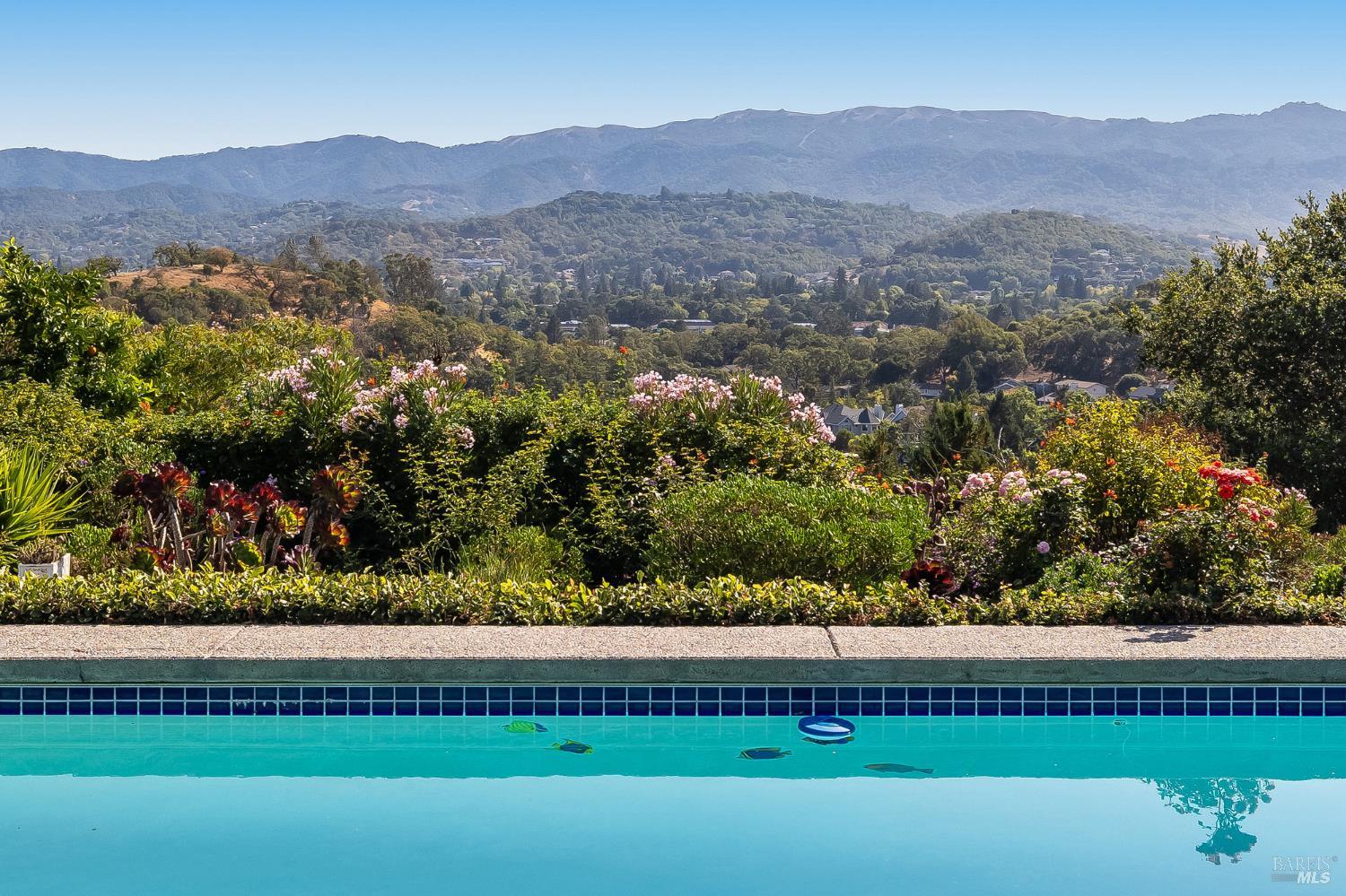 Detail Gallery Image 21 of 76 For 16 Fontana Ct, Novato,  CA 94945 - 5 Beds | 3/1 Baths