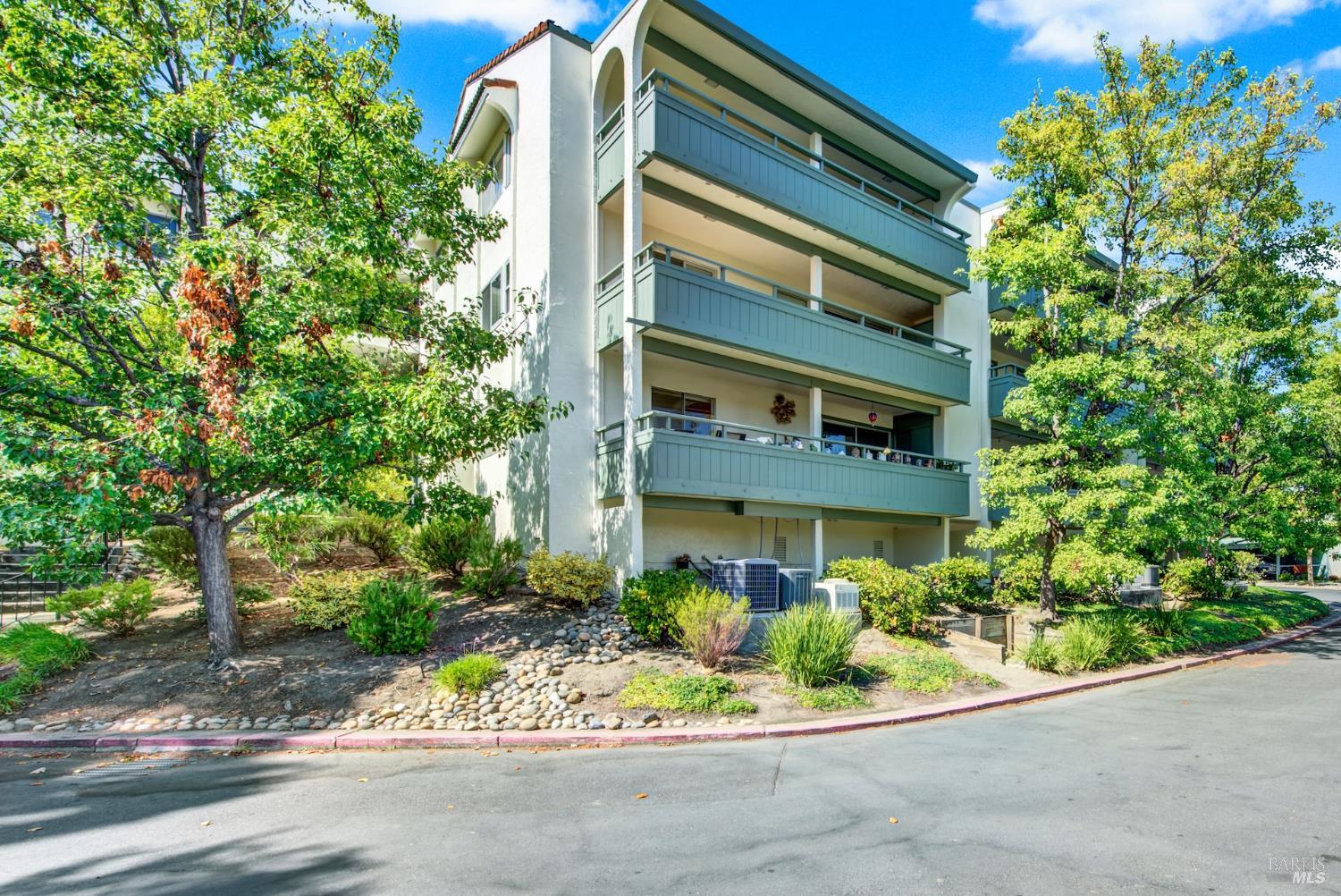 Detail Gallery Image 2 of 29 For 1621 Ptarmigan Dr 3c,  Walnut Creek,  CA 94595 - 2 Beds | 2 Baths