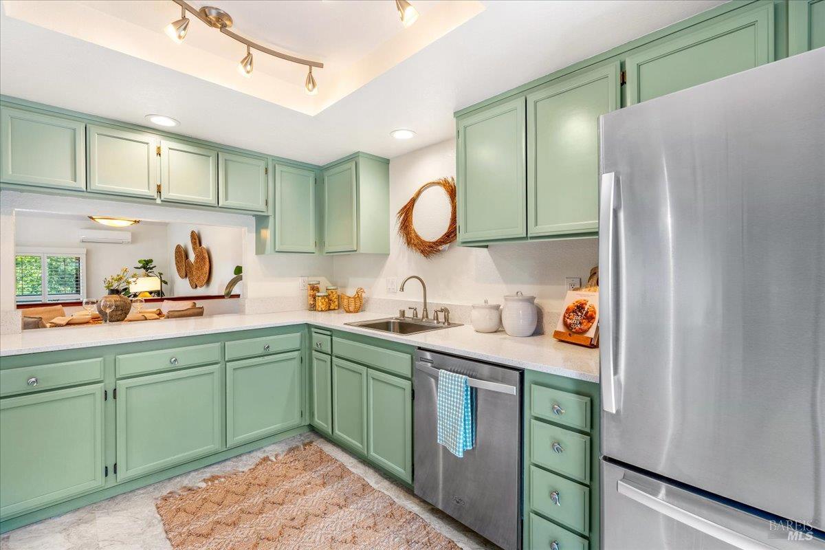 Detail Gallery Image 12 of 34 For 1 Freedom Ln, Petaluma,  CA 94952 - 2 Beds | 2/1 Baths