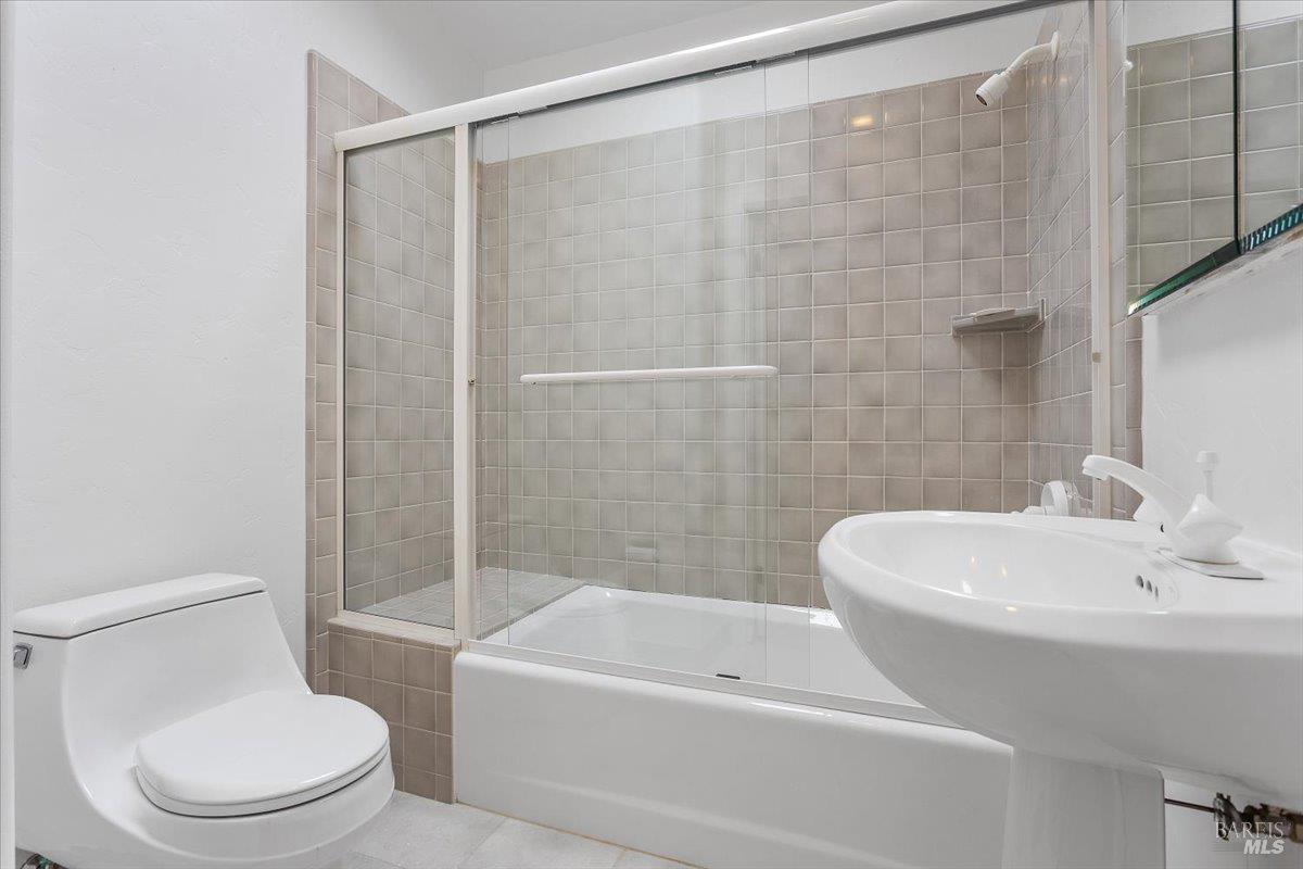 Detail Gallery Image 10 of 24 For 10 Hazel Ct, San Rafael,  CA 94901 - 2 Beds | 2 Baths