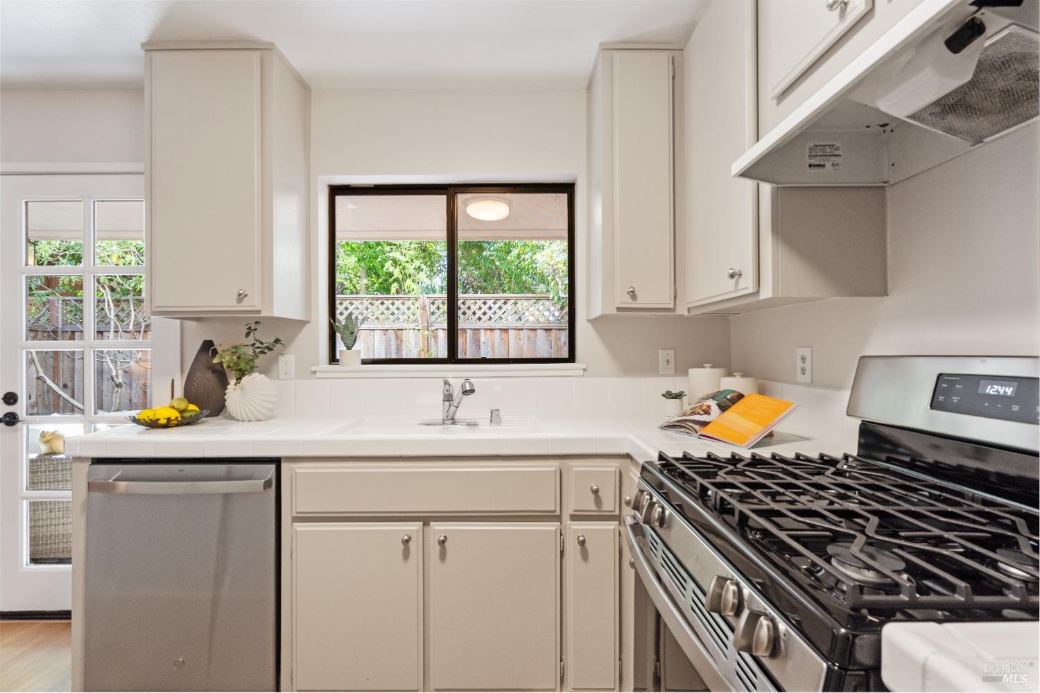 Detail Gallery Image 12 of 37 For 9 Village Ct, San Rafael,  CA 94903 - 3 Beds | 2/1 Baths
