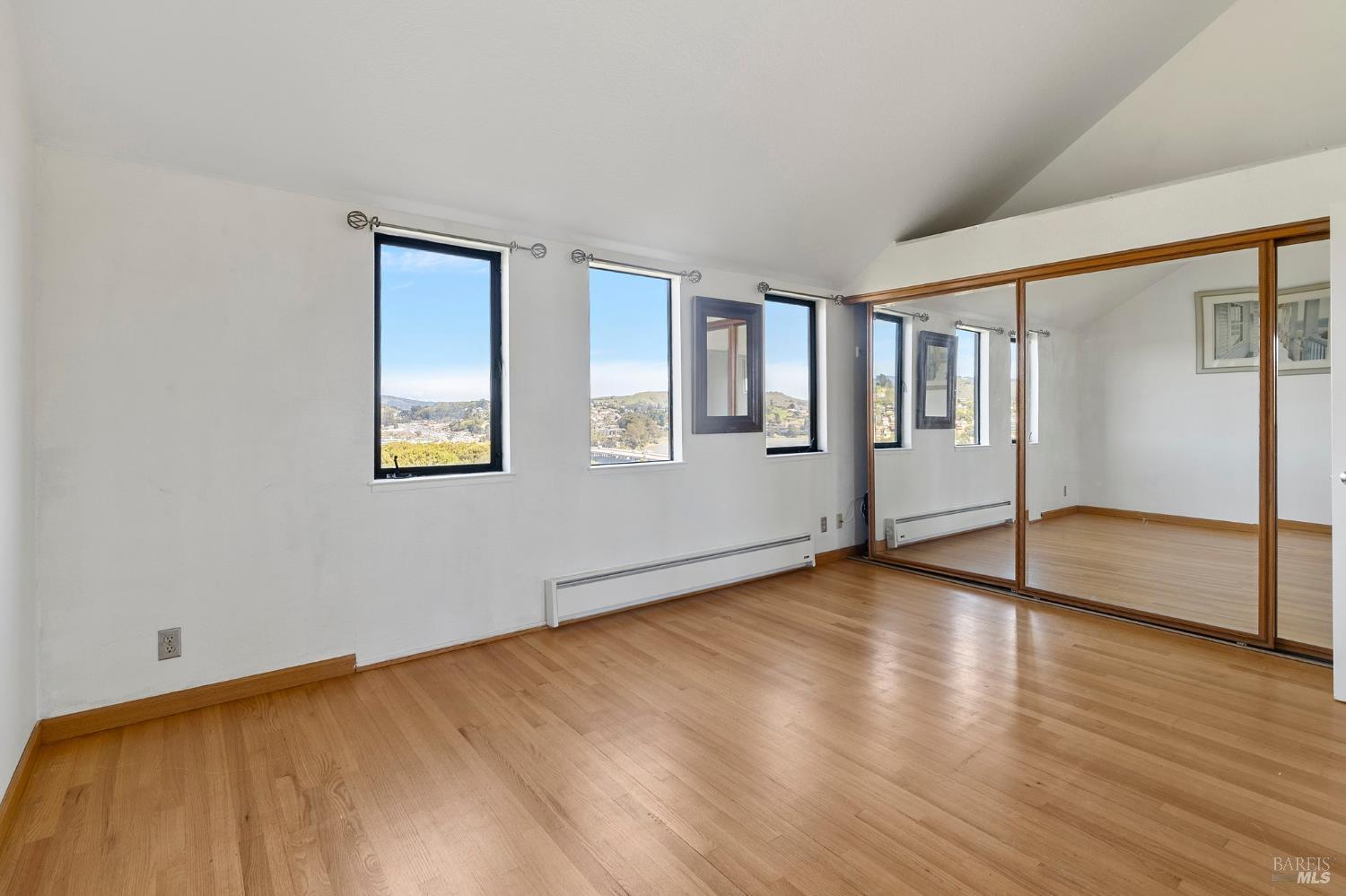 Detail Gallery Image 18 of 47 For 12 Ridgeview Ct, Sausalito,  CA 94965 - 2 Beds | 2/1 Baths
