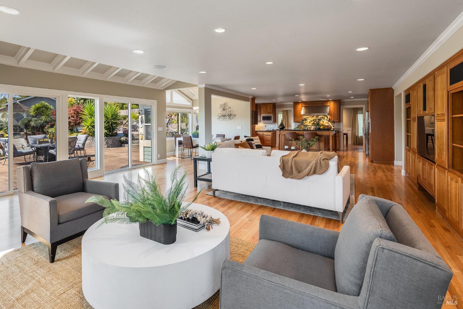 Detail Gallery Image 11 of 76 For 16 Fontana Ct, Novato,  CA 94945 - 5 Beds | 3/1 Baths