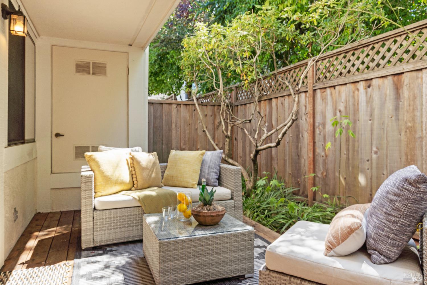 Detail Gallery Image 13 of 37 For 9 Village Ct, San Rafael,  CA 94903 - 3 Beds | 2/1 Baths