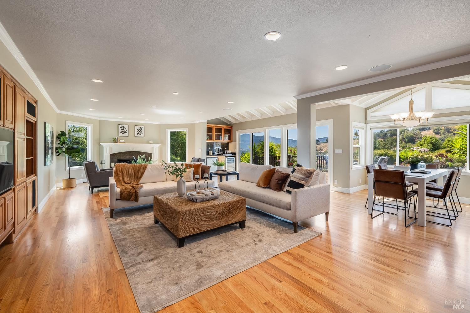 Detail Gallery Image 7 of 76 For 16 Fontana Ct, Novato,  CA 94945 - 5 Beds | 3/1 Baths