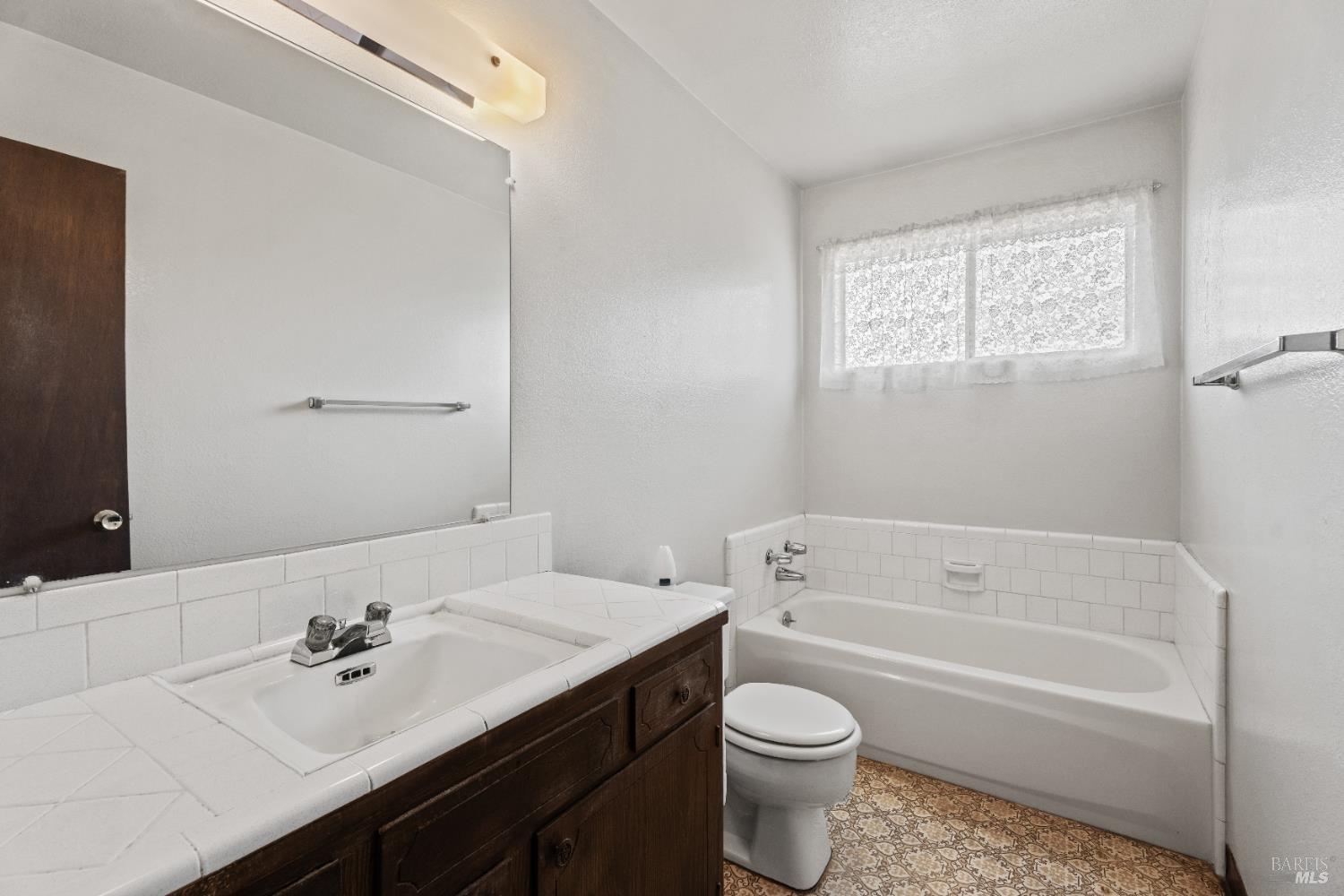 Detail Gallery Image 10 of 19 For 835 Yaqui Dr, Ukiah,  CA 95482 - 3 Beds | 2 Baths