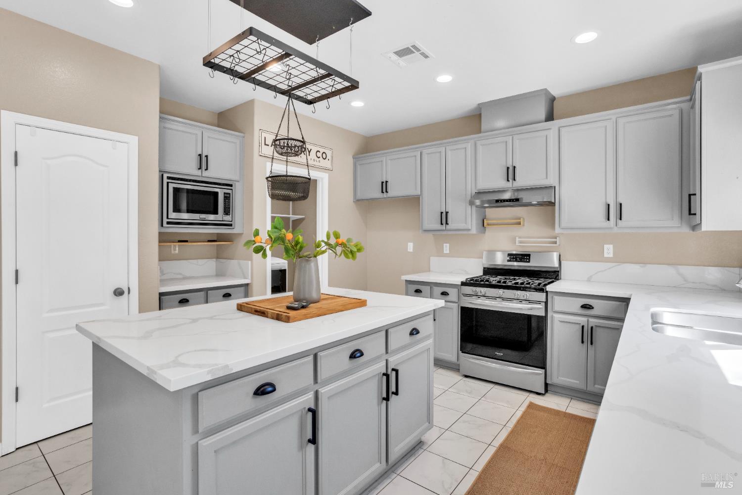 Detail Gallery Image 31 of 44 For 2040 Mariposa Dr, Dixon,  CA 95620 - 4 Beds | 2/1 Baths