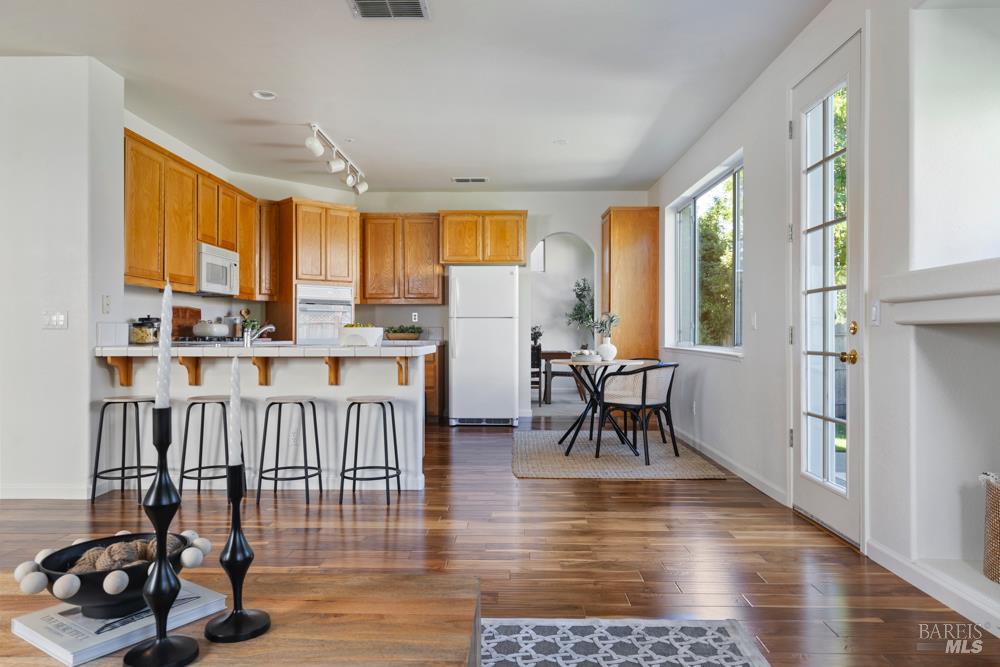 Detail Gallery Image 14 of 39 For 8011 Mammoth Dr, Rohnert Park,  CA 94928 - 3 Beds | 2/1 Baths