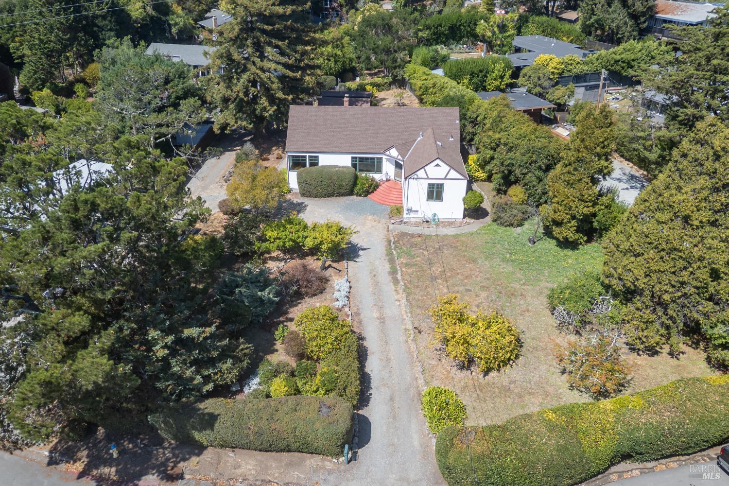 Detail Gallery Image 4 of 35 For 20 Shell Rd, Mill Valley,  CA 94941 - 3 Beds | 1/1 Baths