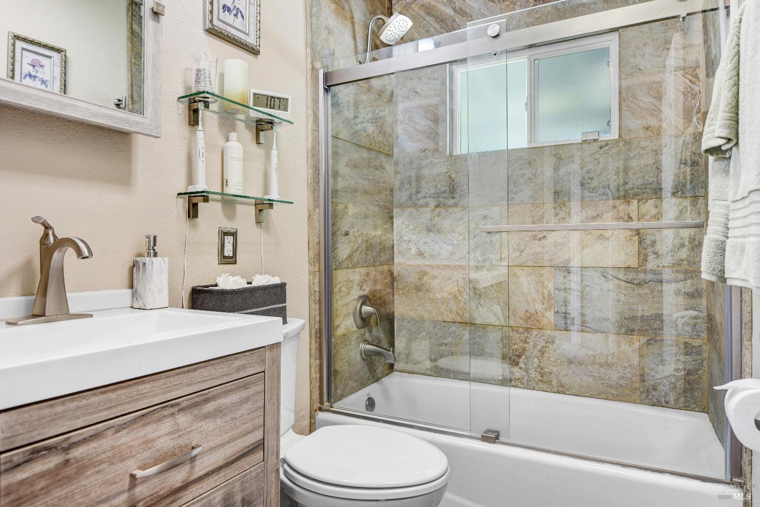 Detail Gallery Image 7 of 16 For 2734 Laurel Dr, Fairfield,  CA 94533 - 3 Beds | 1 Baths