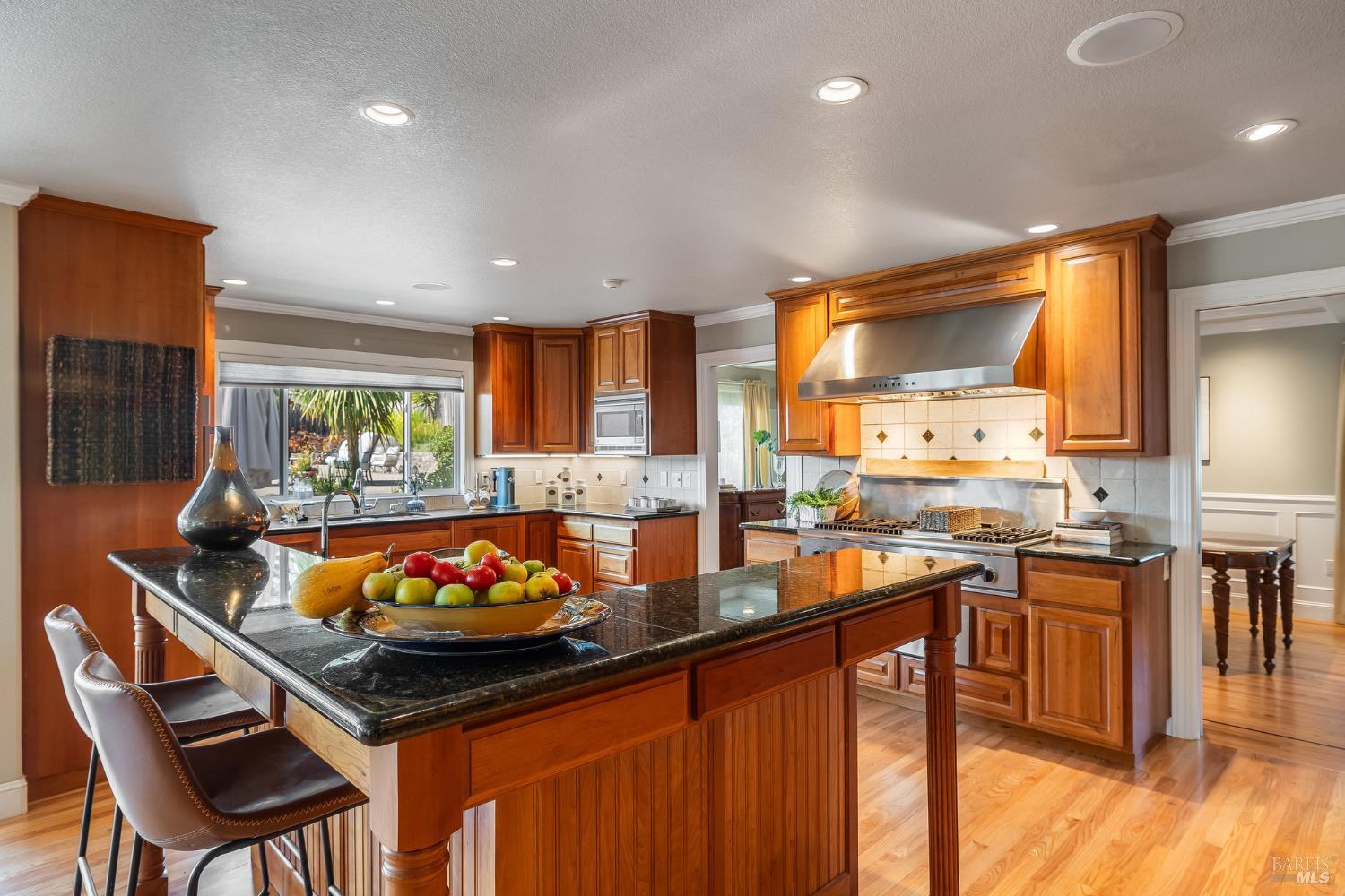 Detail Gallery Image 31 of 76 For 16 Fontana Ct, Novato,  CA 94945 - 5 Beds | 3/1 Baths
