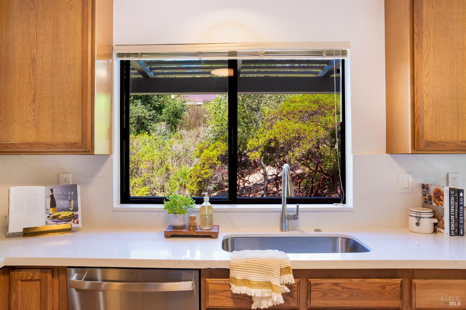 Detail Gallery Image 10 of 35 For 79 E Second St, Sonoma,  CA 95476 - 3 Beds | 2/1 Baths