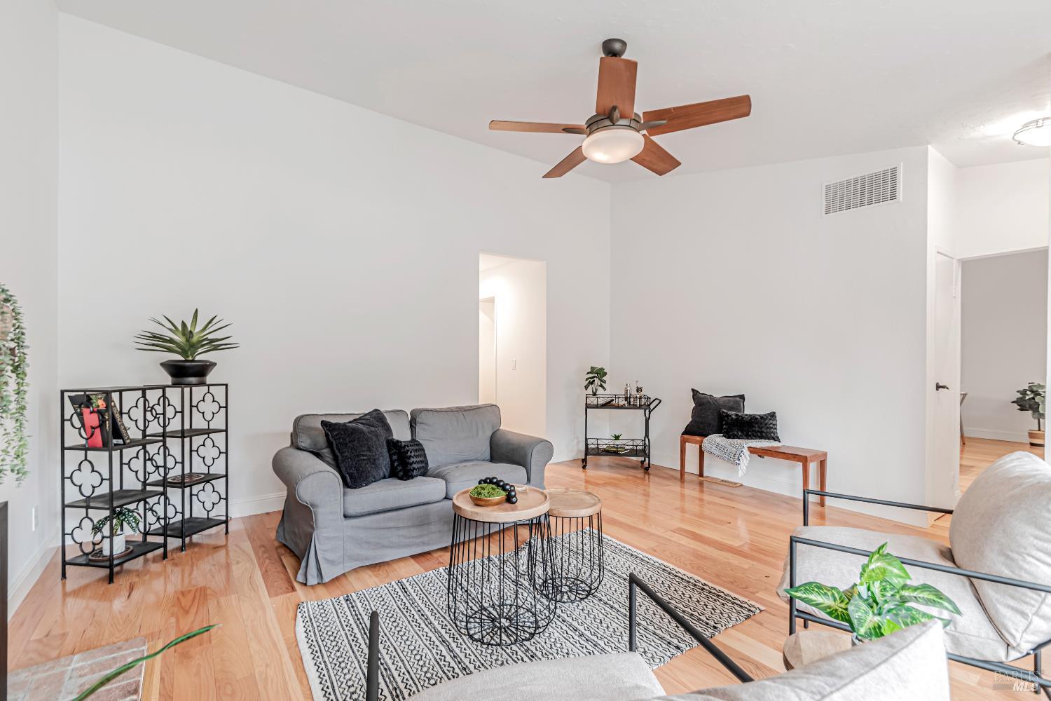 Detail Gallery Image 9 of 44 For 1748 Arroyo Sierra Ave, Santa Rosa,  CA 95405 - 3 Beds | 2 Baths