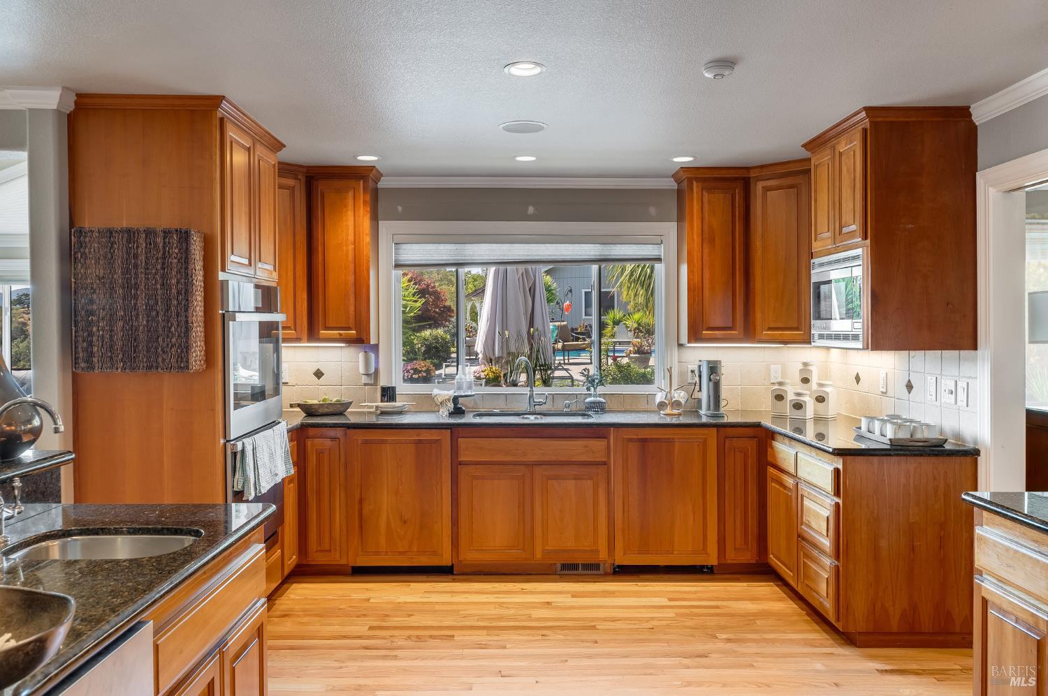Detail Gallery Image 34 of 76 For 16 Fontana Ct, Novato,  CA 94945 - 5 Beds | 3/1 Baths