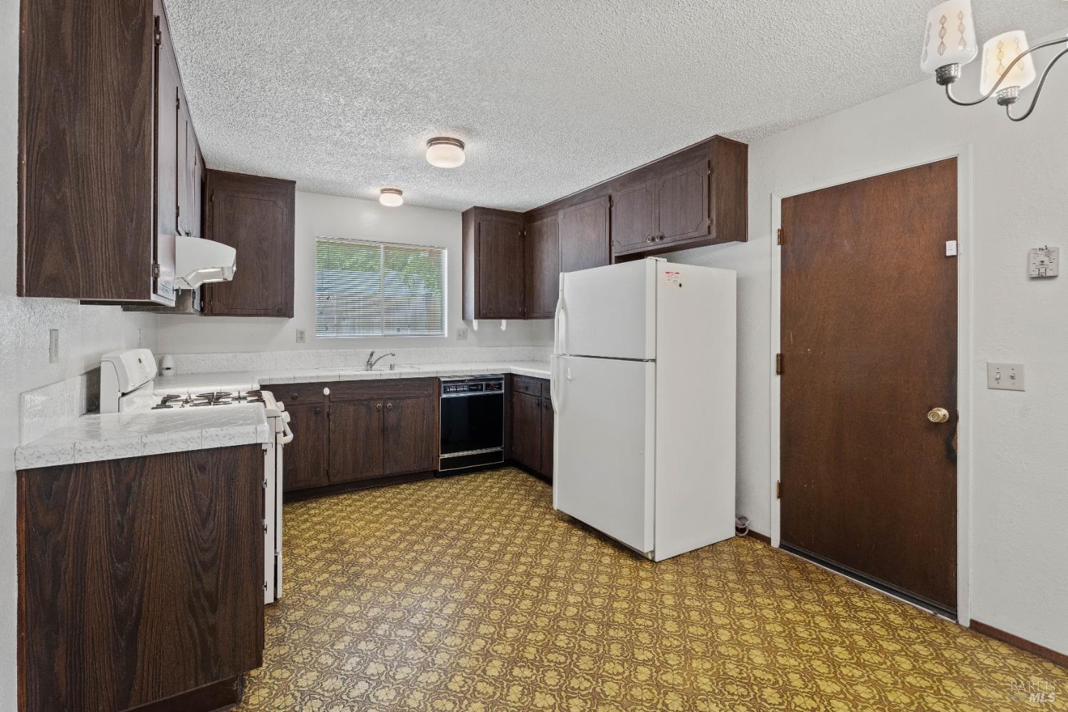 Detail Gallery Image 4 of 19 For 835 Yaqui Dr, Ukiah,  CA 95482 - 3 Beds | 2 Baths