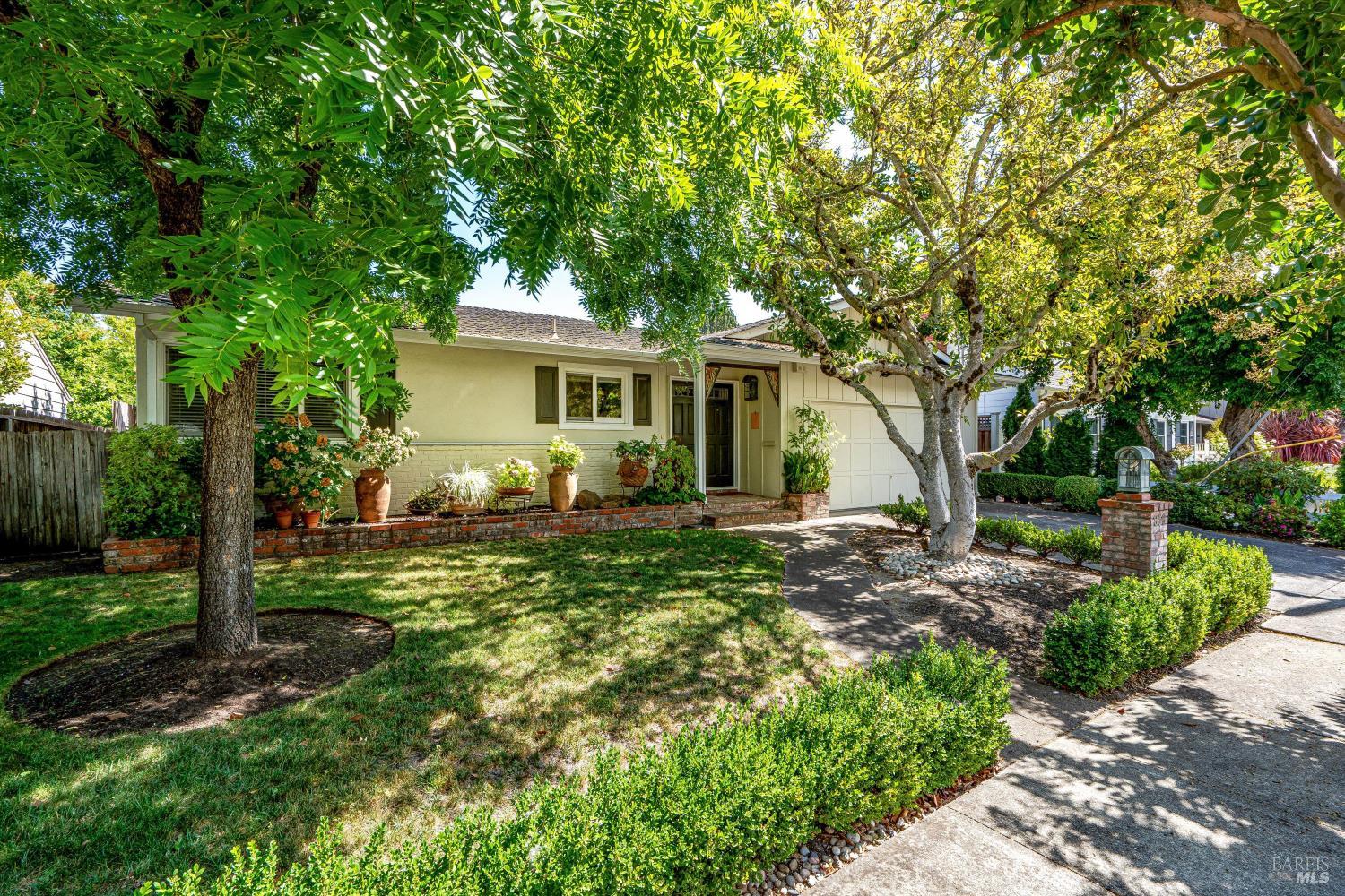 Detail Gallery Image 2 of 7 For 856 4th St, Sonoma,  CA 95476 - 3 Beds | 2 Baths