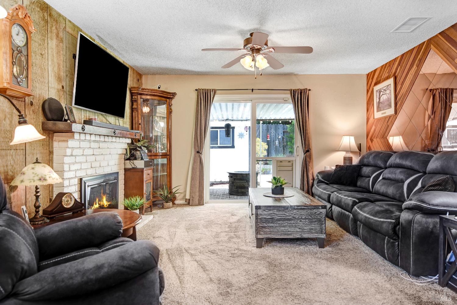 Detail Gallery Image 4 of 16 For 2734 Laurel Dr, Fairfield,  CA 94533 - 3 Beds | 1 Baths