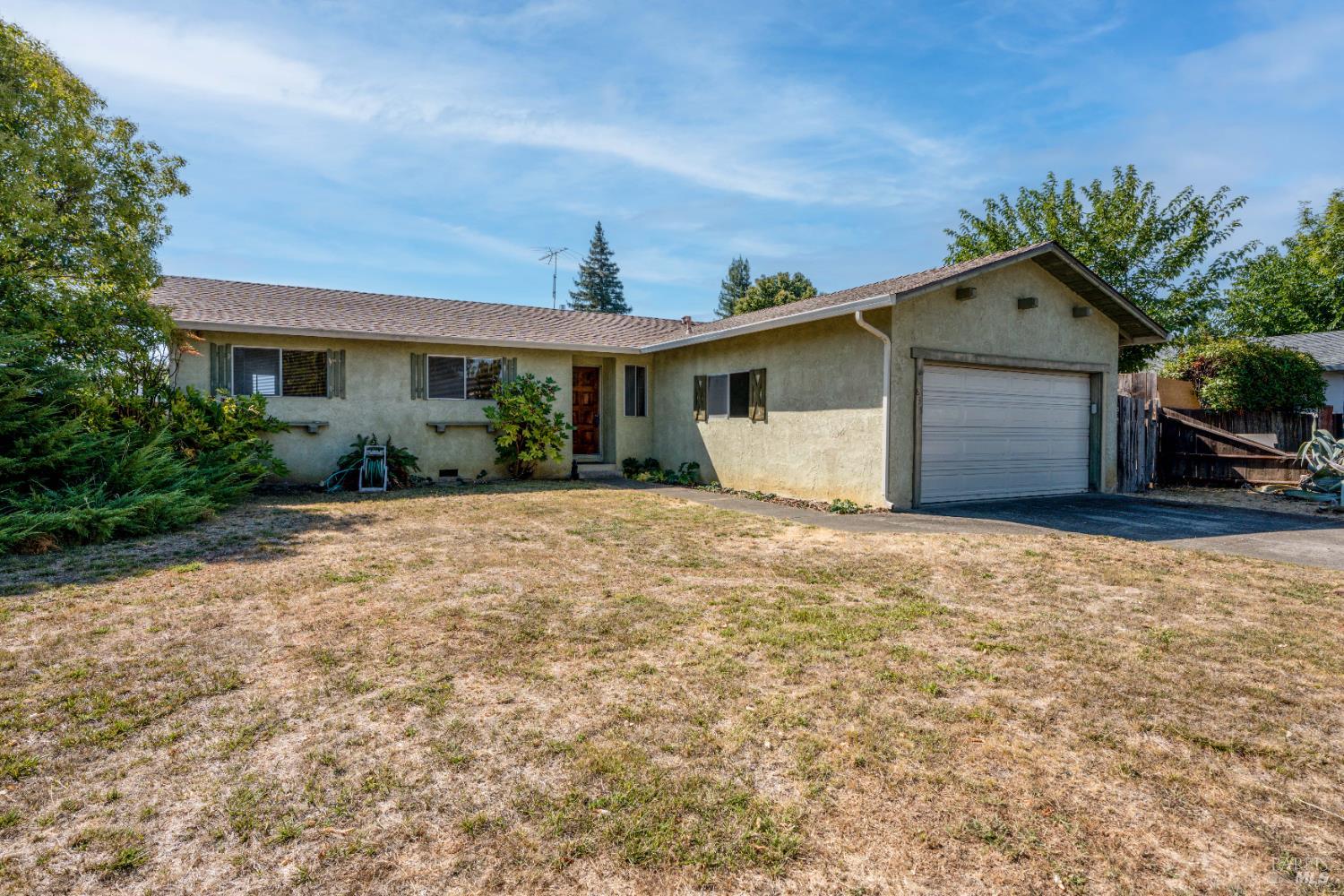 Detail Gallery Image 1 of 19 For 835 Yaqui Dr, Ukiah,  CA 95482 - 3 Beds | 2 Baths