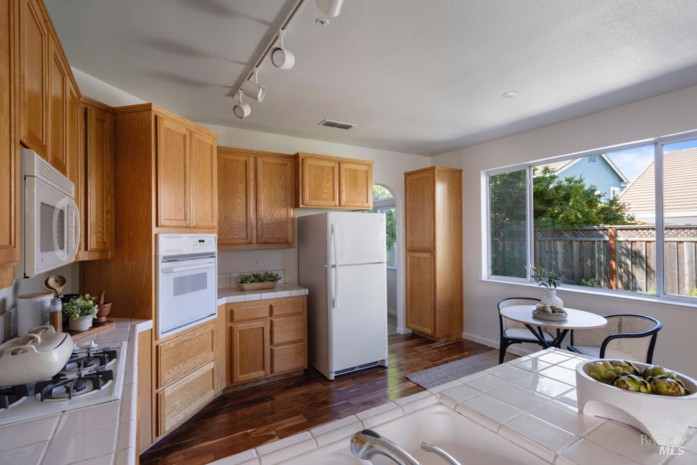 Detail Gallery Image 17 of 39 For 8011 Mammoth Dr, Rohnert Park,  CA 94928 - 3 Beds | 2/1 Baths