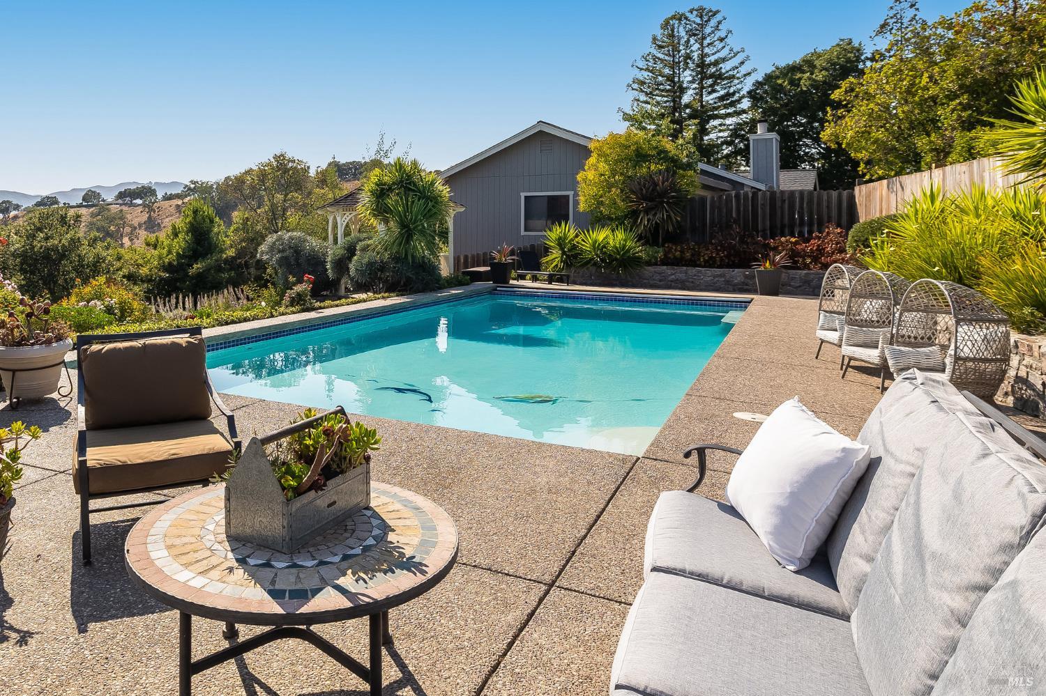 Detail Gallery Image 20 of 76 For 16 Fontana Ct, Novato,  CA 94945 - 5 Beds | 3/1 Baths