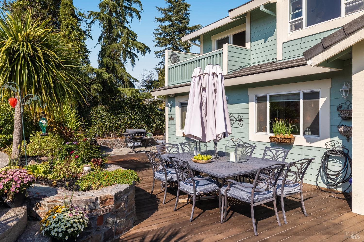 Detail Gallery Image 17 of 76 For 16 Fontana Ct, Novato,  CA 94945 - 5 Beds | 3/1 Baths