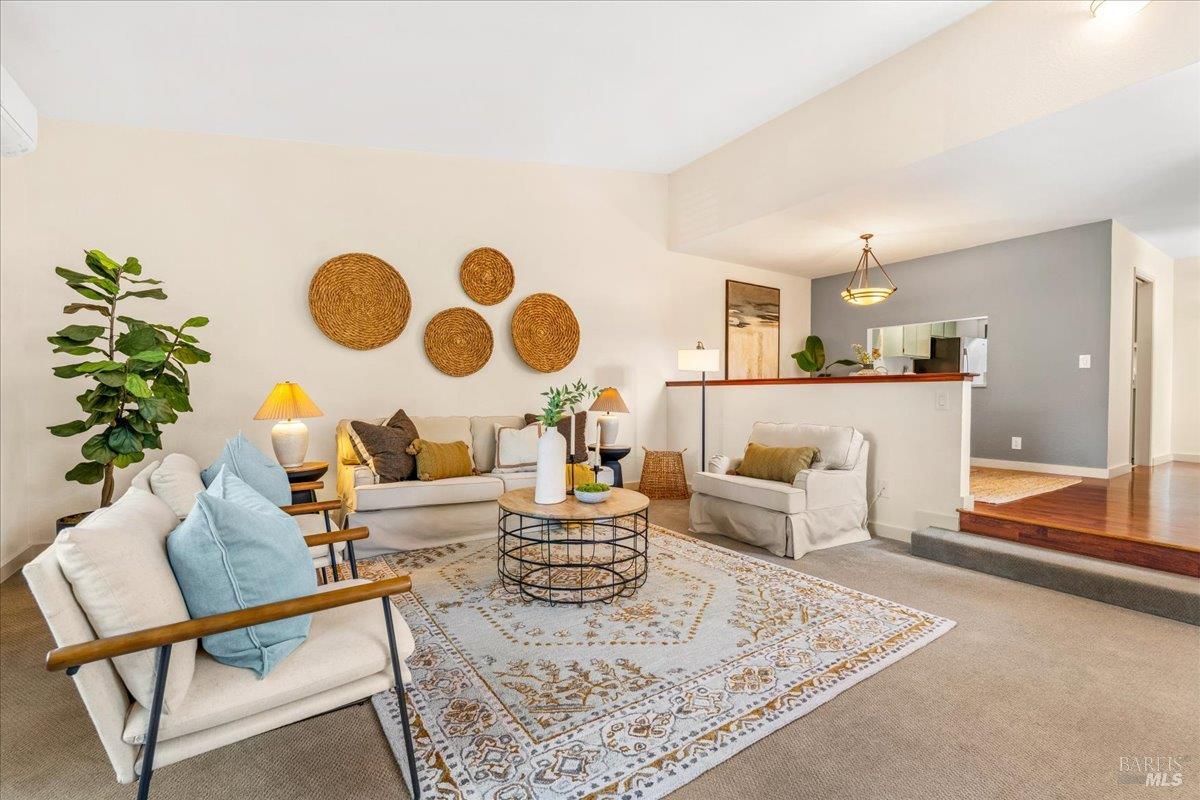 Detail Gallery Image 4 of 34 For 1 Freedom Ln, Petaluma,  CA 94952 - 2 Beds | 2/1 Baths