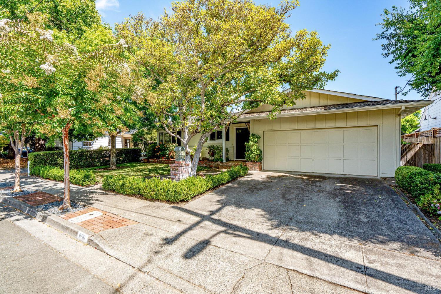 Detail Gallery Image 6 of 7 For 856 4th St, Sonoma,  CA 95476 - 3 Beds | 2 Baths