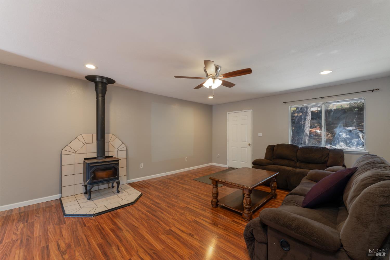 Detail Gallery Image 3 of 23 For 23945 Nutmeg Pl, Willits,  CA 95490 - 3 Beds | 2 Baths