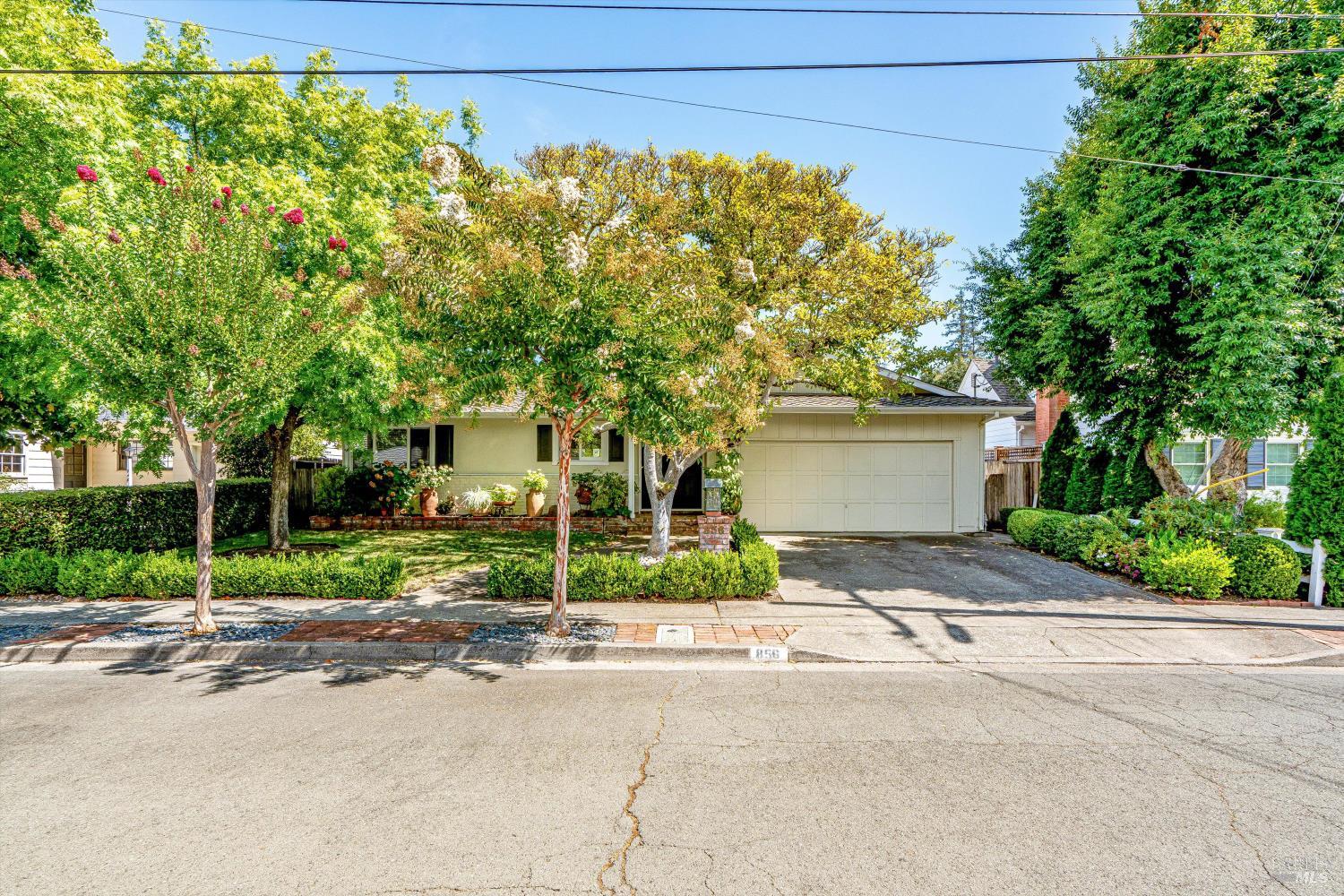 Detail Gallery Image 5 of 7 For 856 4th St, Sonoma,  CA 95476 - 3 Beds | 2 Baths