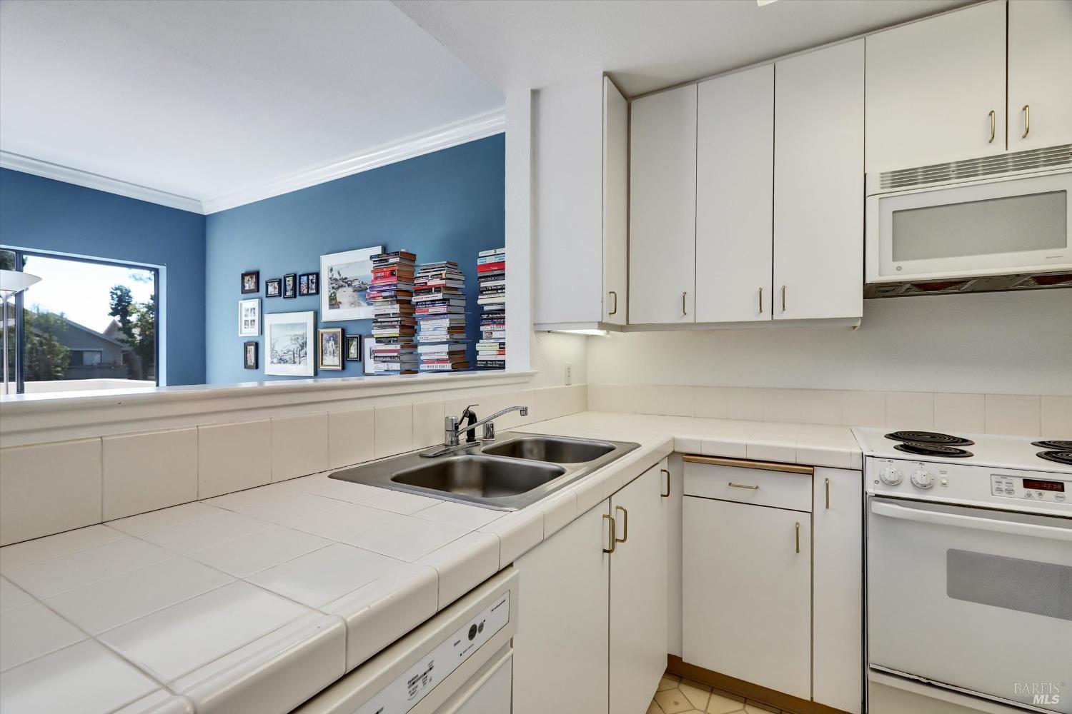 Detail Gallery Image 5 of 16 For 116 Eucalyptus Knoll St, Mill Valley,  CA 94941 - 1 Beds | 1/1 Baths