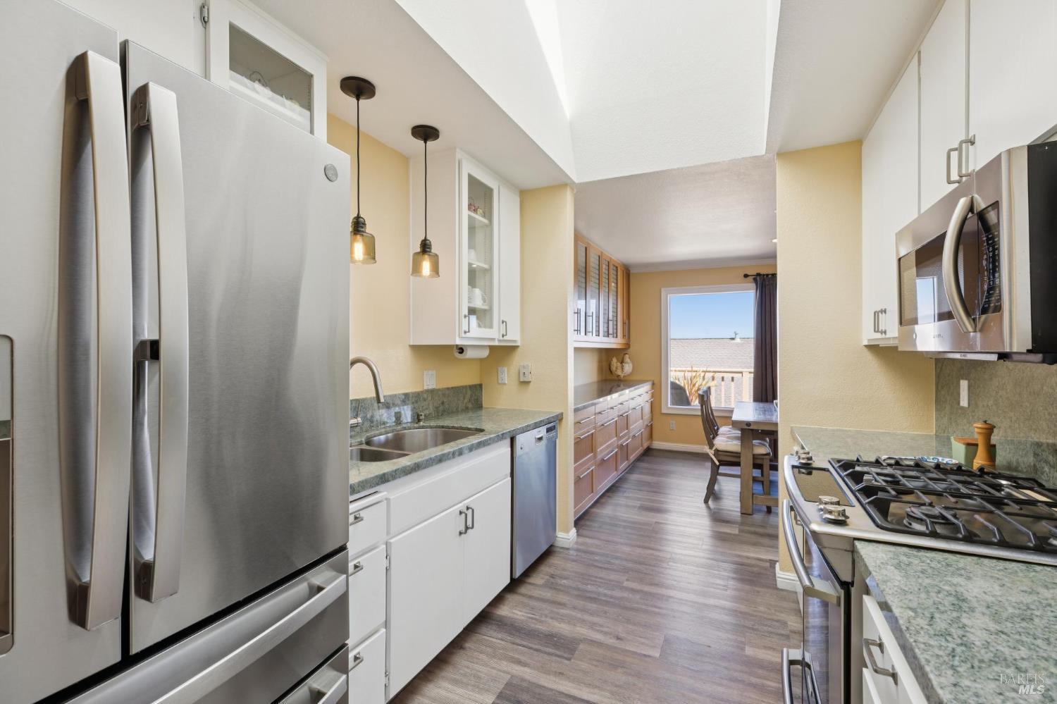 Detail Gallery Image 9 of 22 For 51 Laurel Dr, Corte Madera,  CA 94925 - 2 Beds | 2 Baths