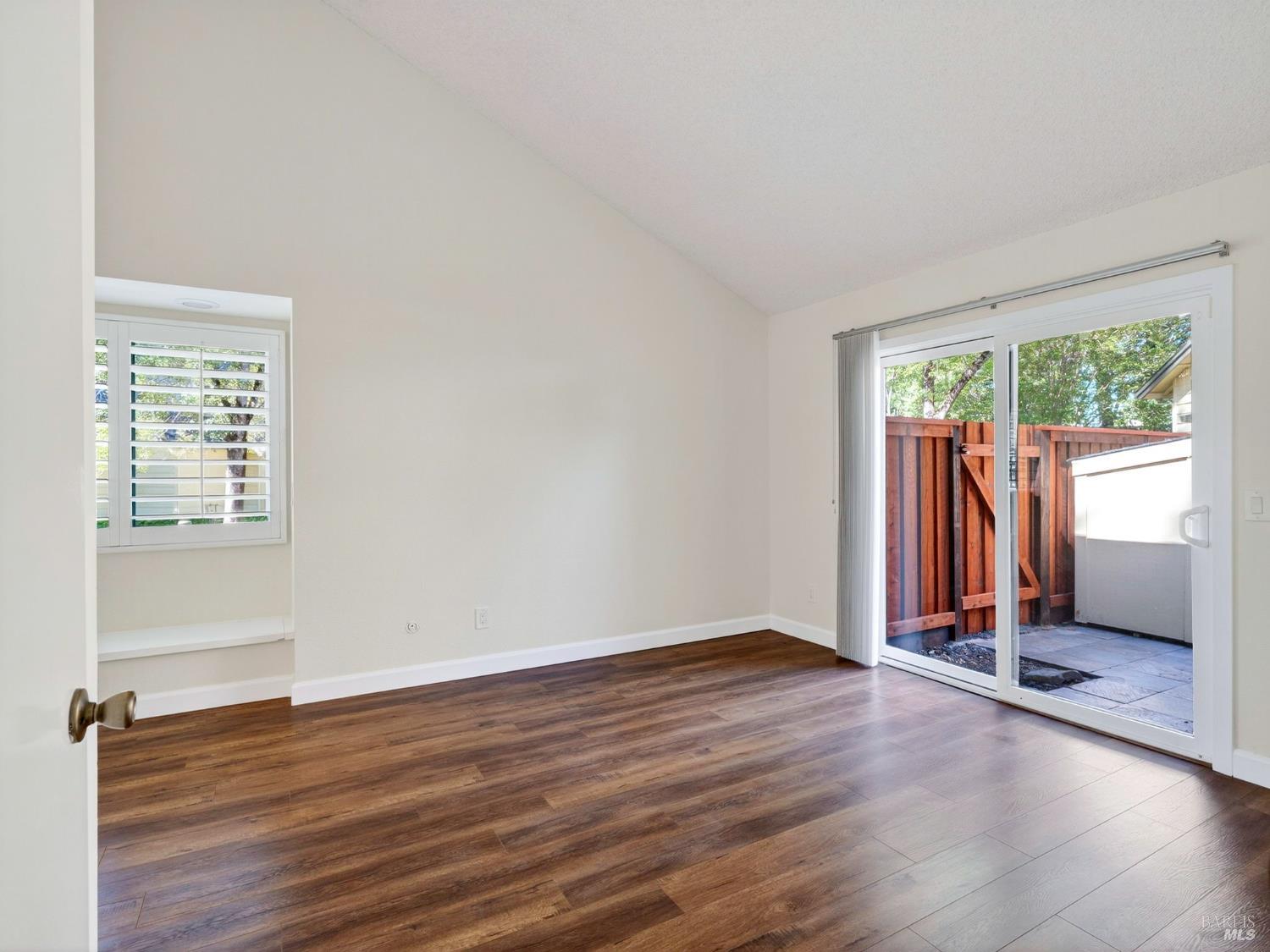 Detail Gallery Image 10 of 42 For 2301 Woodlake Dr, Santa Rosa,  CA 95405 - 2 Beds | 2 Baths