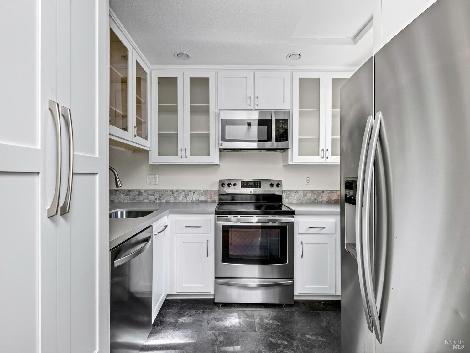 Detail Gallery Image 7 of 42 For 2301 Woodlake Dr, Santa Rosa,  CA 95405 - 2 Beds | 2 Baths
