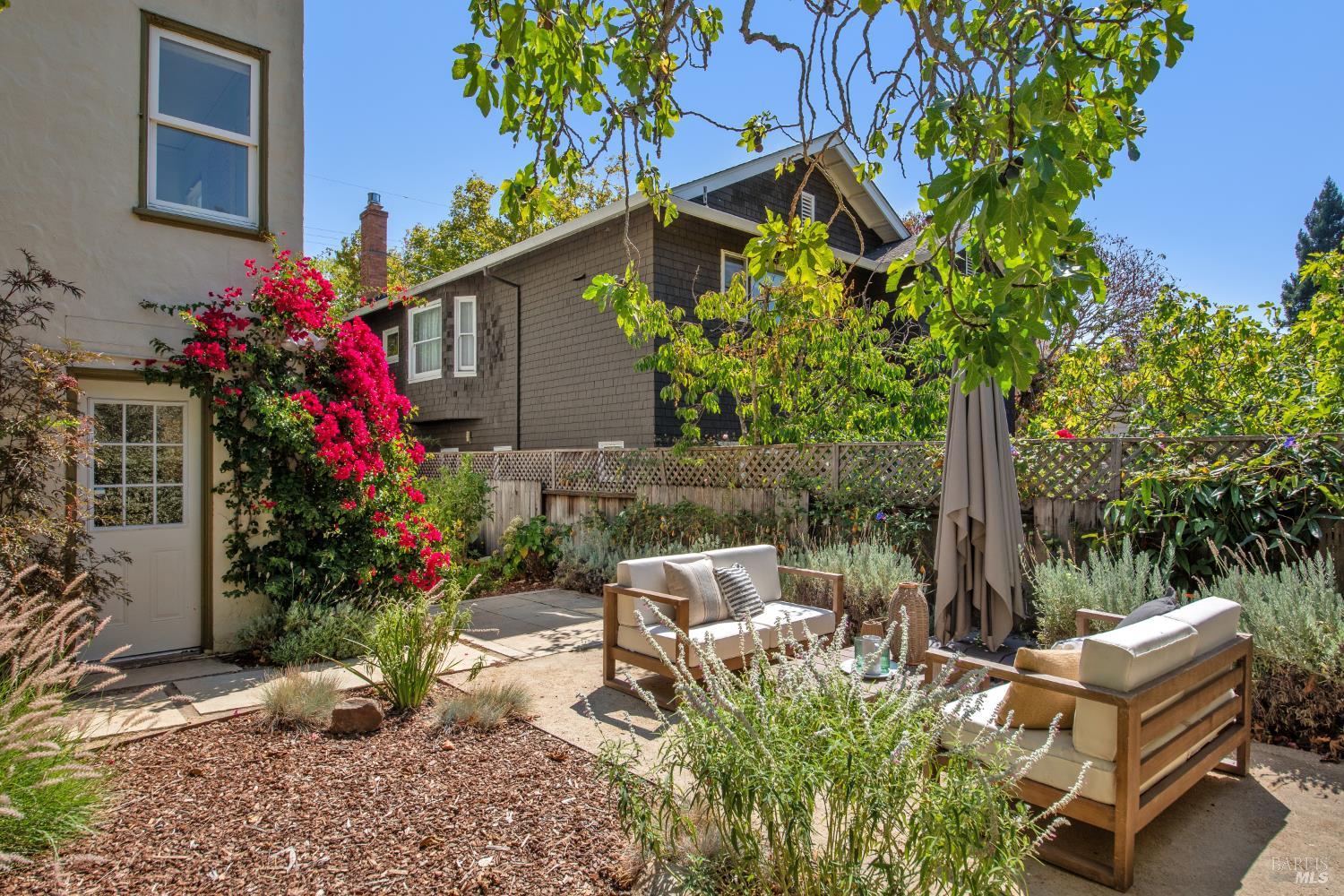 Detail Gallery Image 2 of 21 For 135 H St, San Rafael,  CA 94901 - 3 Beds | 2 Baths