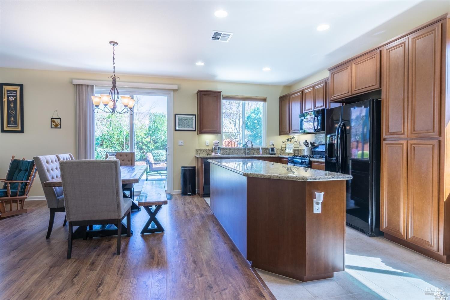 Detail Gallery Image 3 of 22 For 2222 Newcastle Dr, Vacaville,  CA 95687 - 3 Beds | 2/1 Baths