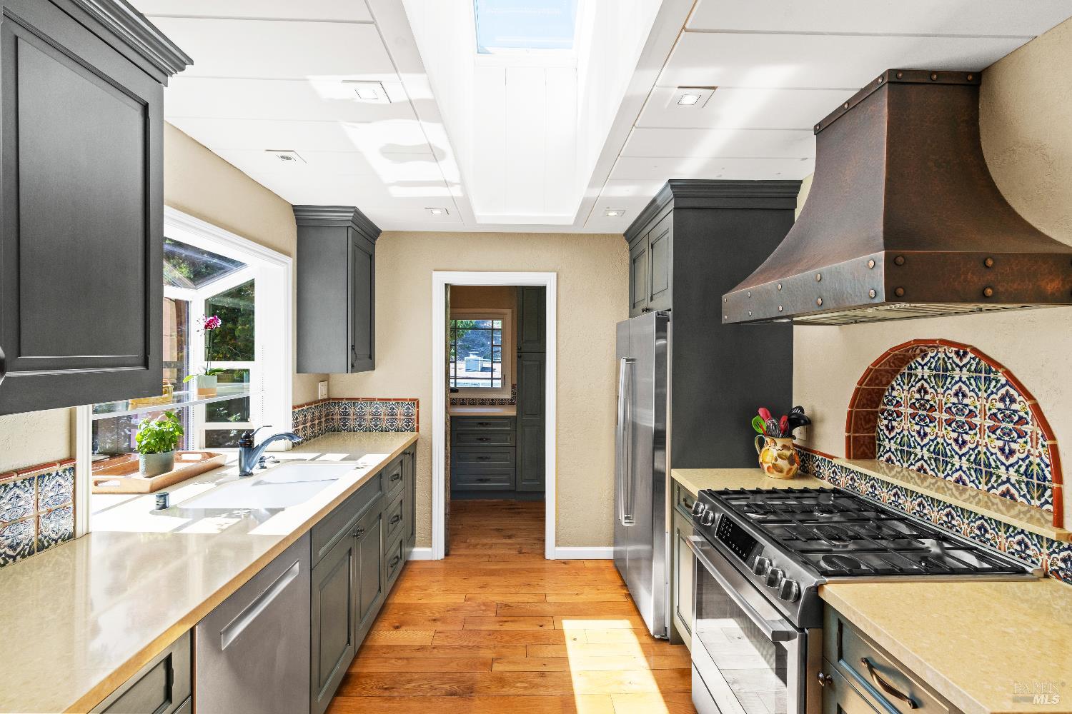 Detail Gallery Image 16 of 44 For 260 Clorinda Ave, San Rafael,  CA 94901 - 4 Beds | 3 Baths