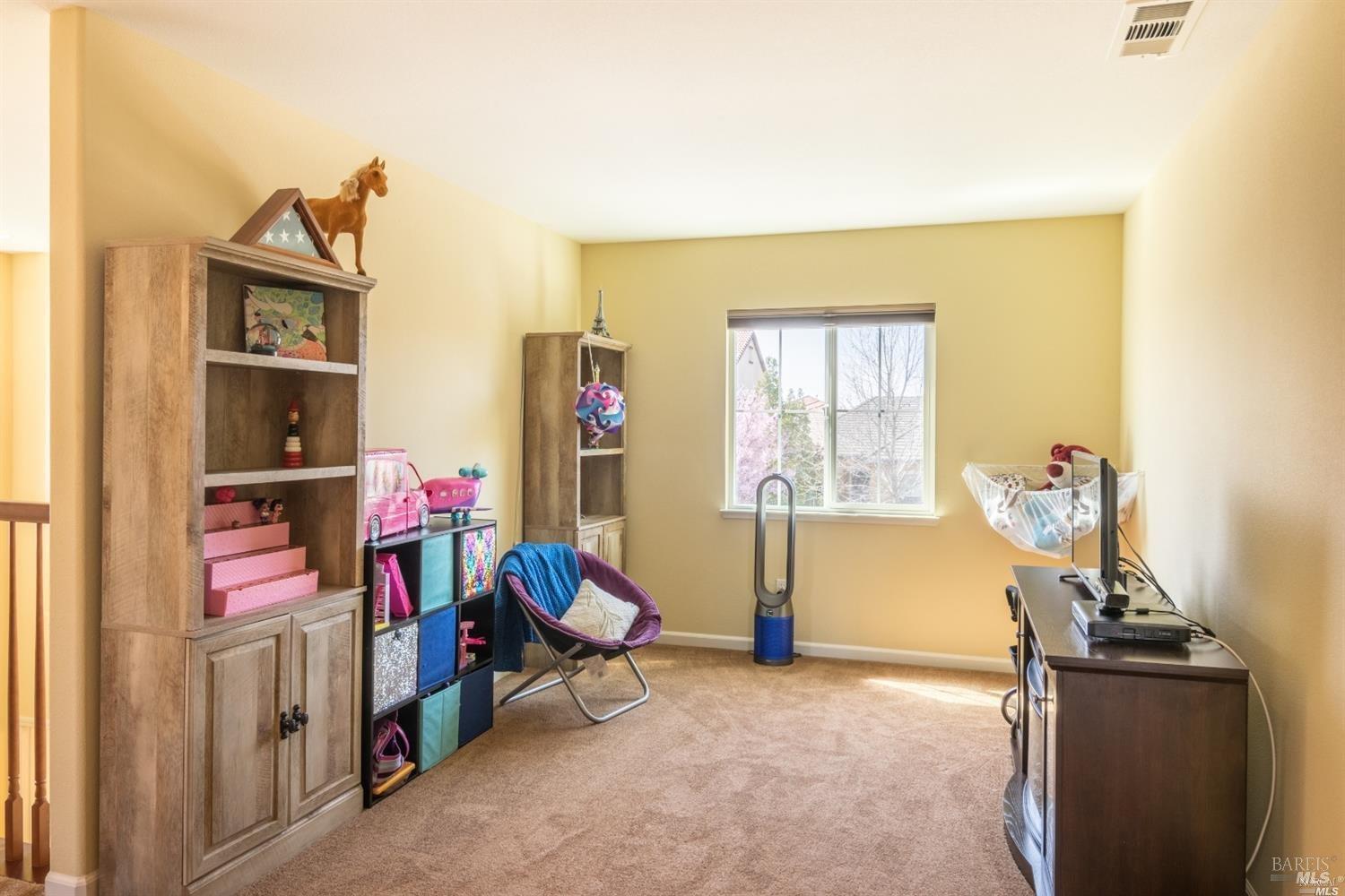 Detail Gallery Image 10 of 22 For 2222 Newcastle Dr, Vacaville,  CA 95687 - 3 Beds | 2/1 Baths