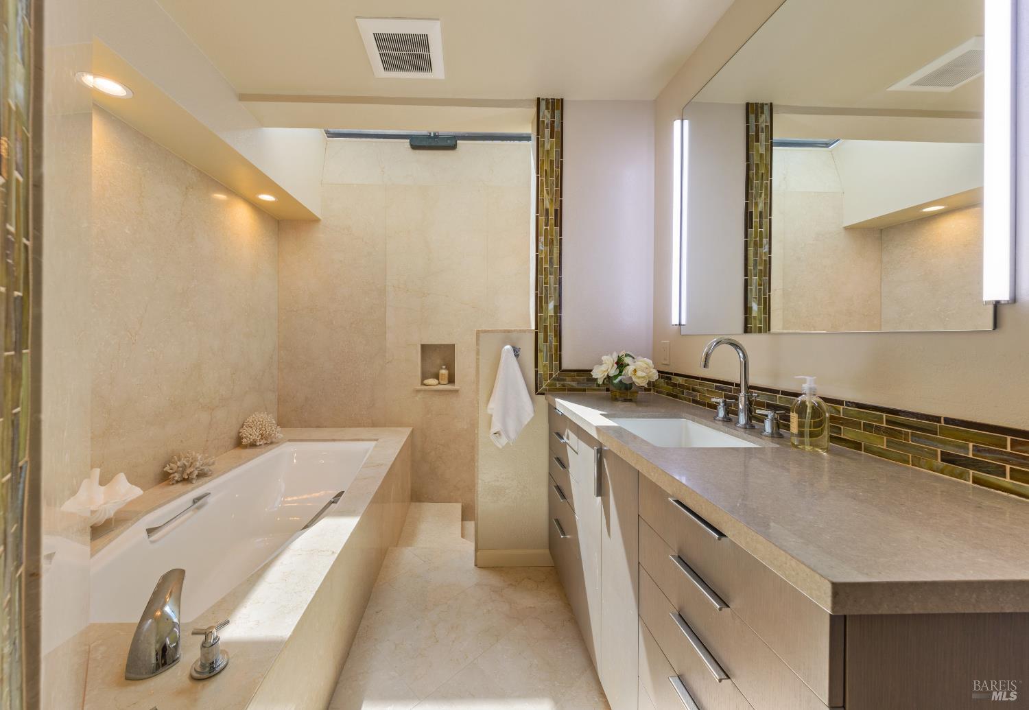 Detail Gallery Image 25 of 56 For 126 San Marino Dr, San Rafael,  CA 94901 - 5 Beds | 3/1 Baths