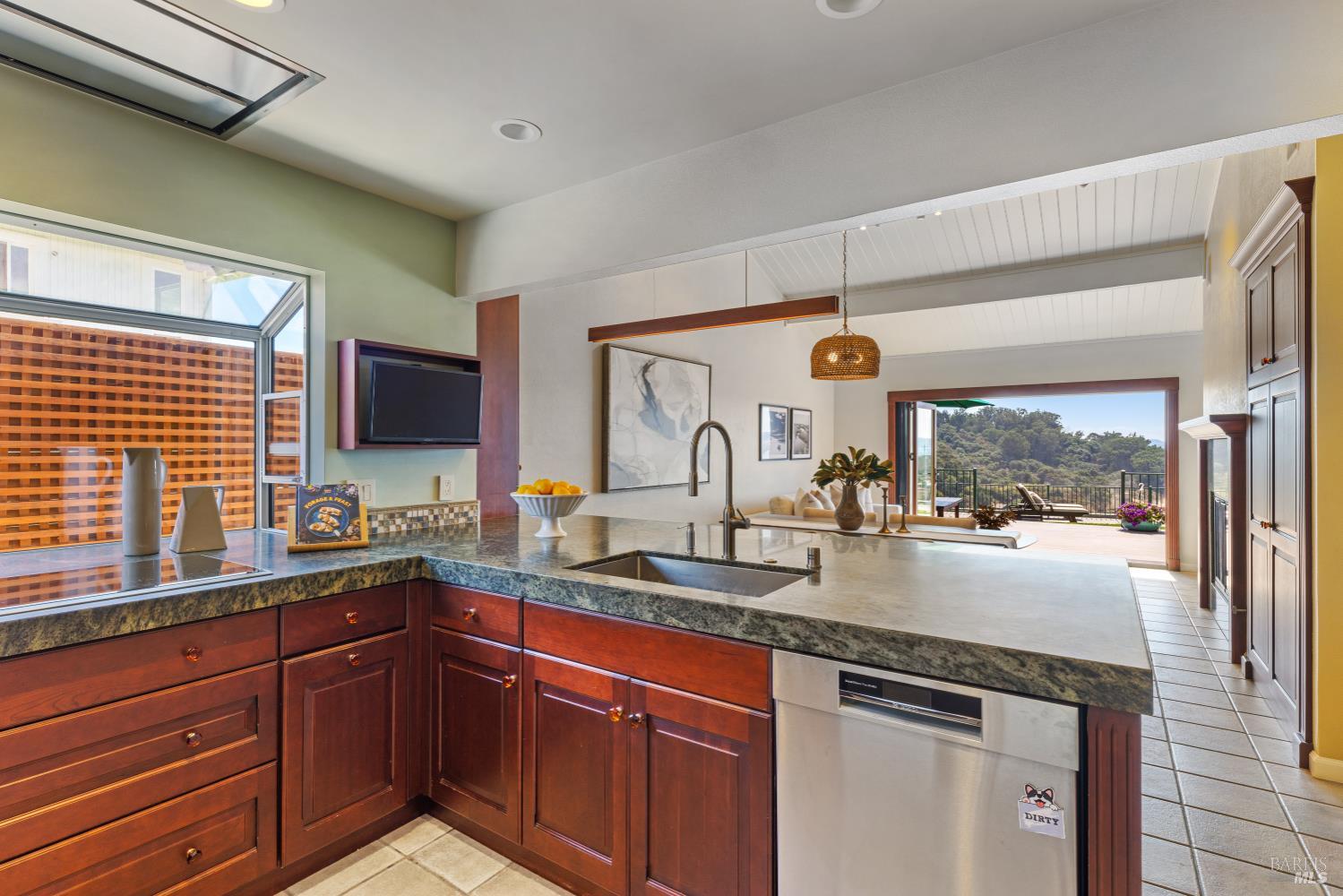 Detail Gallery Image 19 of 56 For 126 San Marino Dr, San Rafael,  CA 94901 - 5 Beds | 3/1 Baths