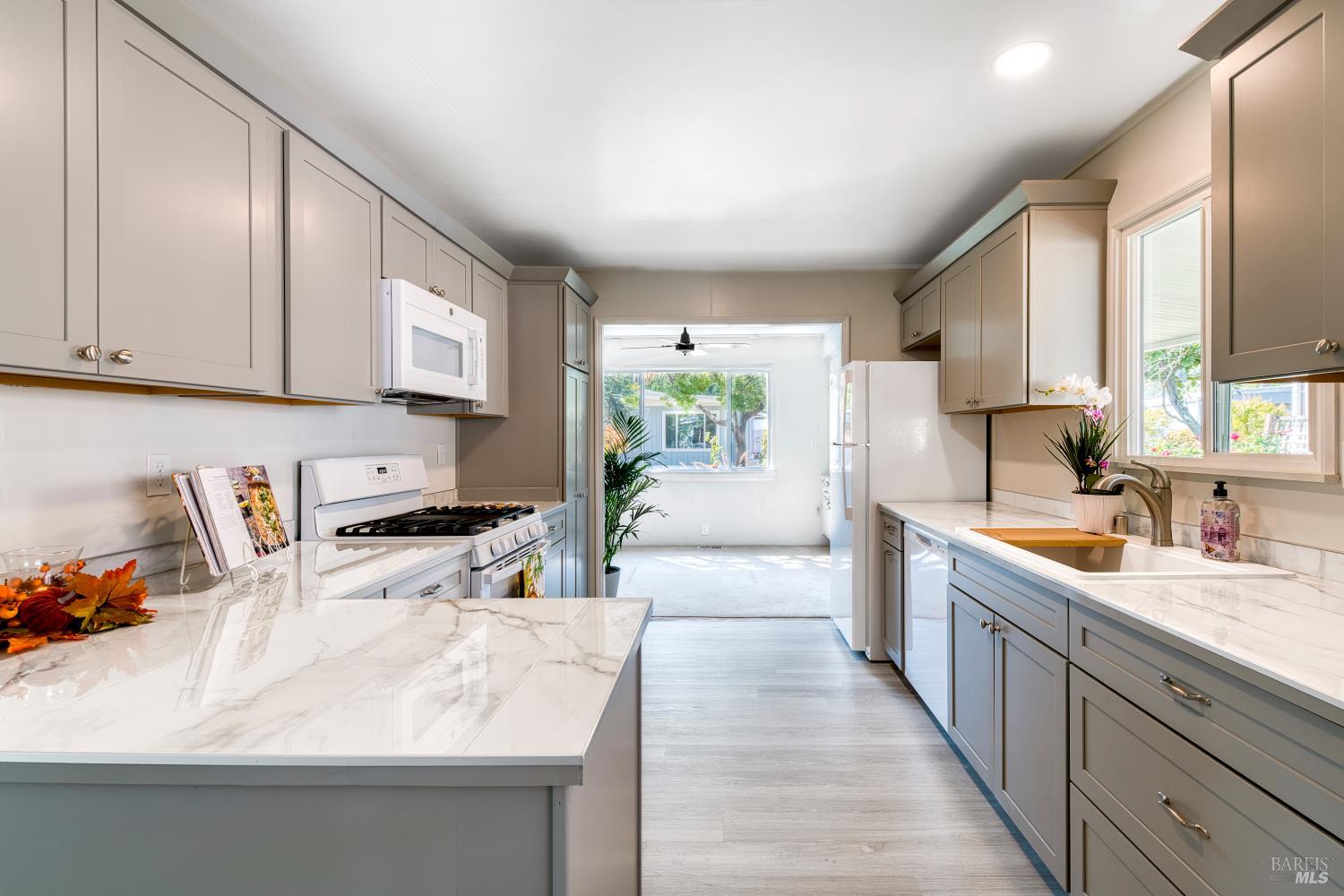 Detail Gallery Image 10 of 35 For 708 Seville Way, Novato,  CA 94949 - 2 Beds | 2 Baths
