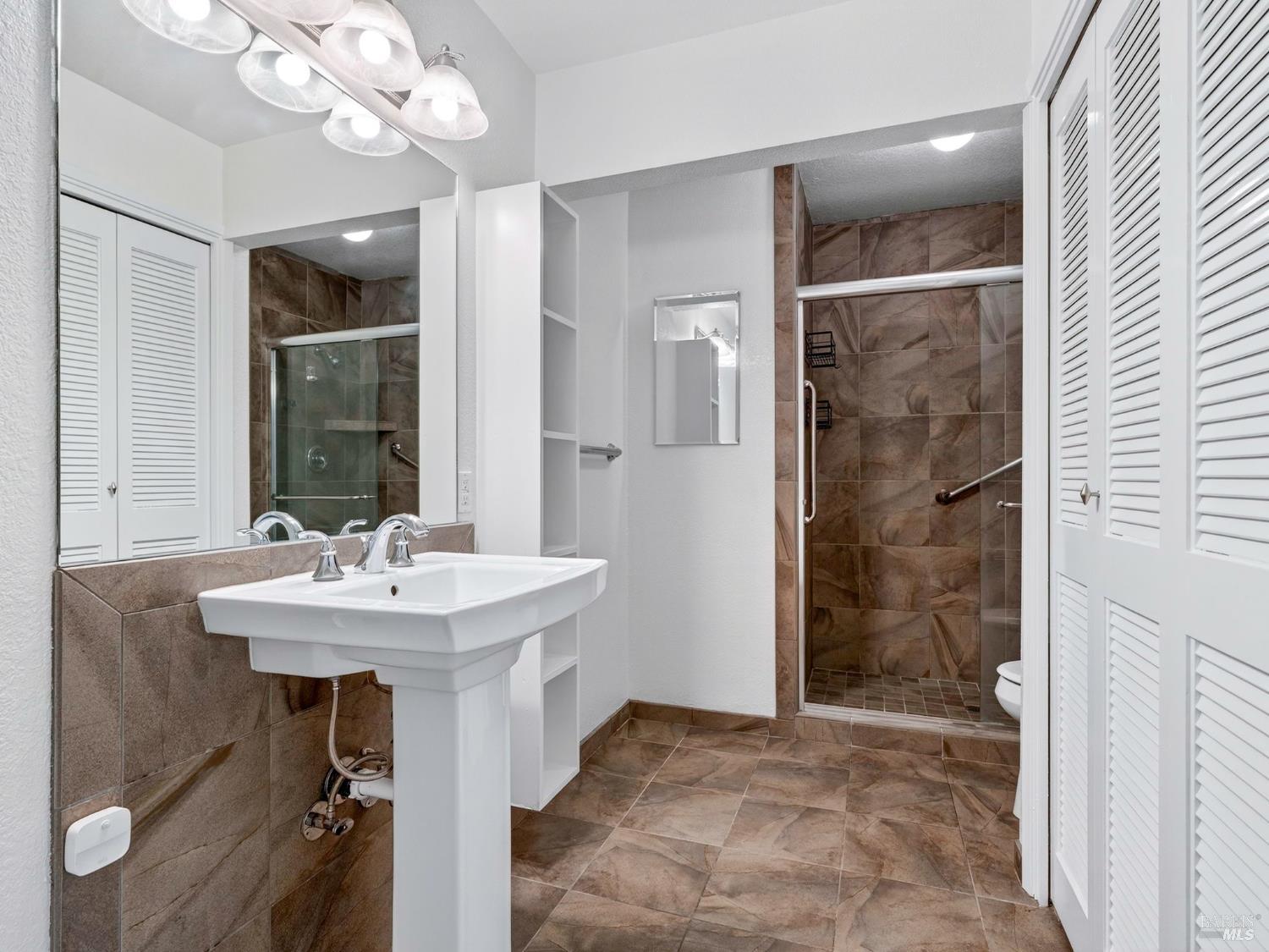 Detail Gallery Image 13 of 42 For 2301 Woodlake Dr, Santa Rosa,  CA 95405 - 2 Beds | 2 Baths