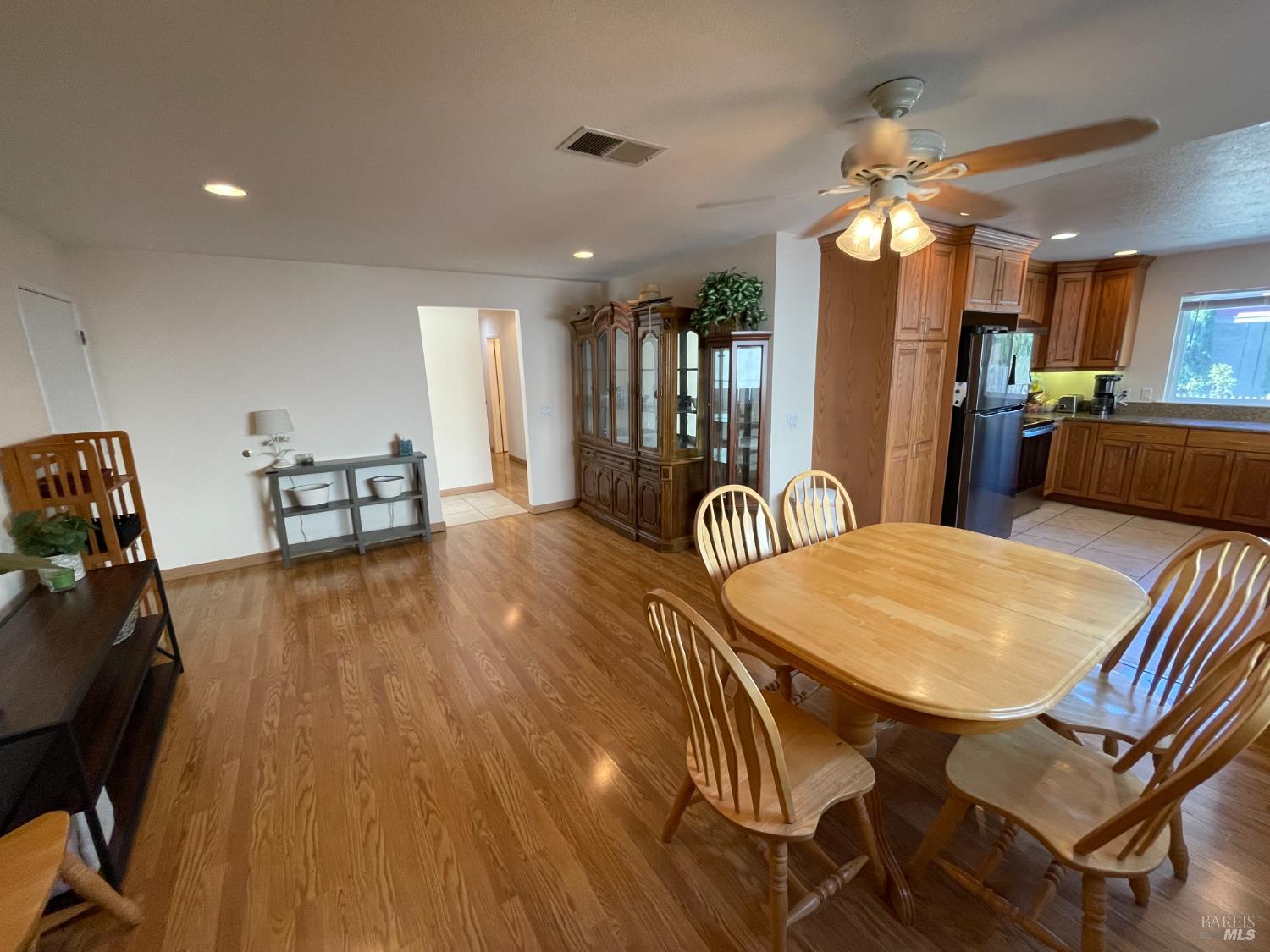 Detail Gallery Image 9 of 27 For 954 Eleanor Ave, Rohnert Park,  CA 94928 - 3 Beds | 2 Baths