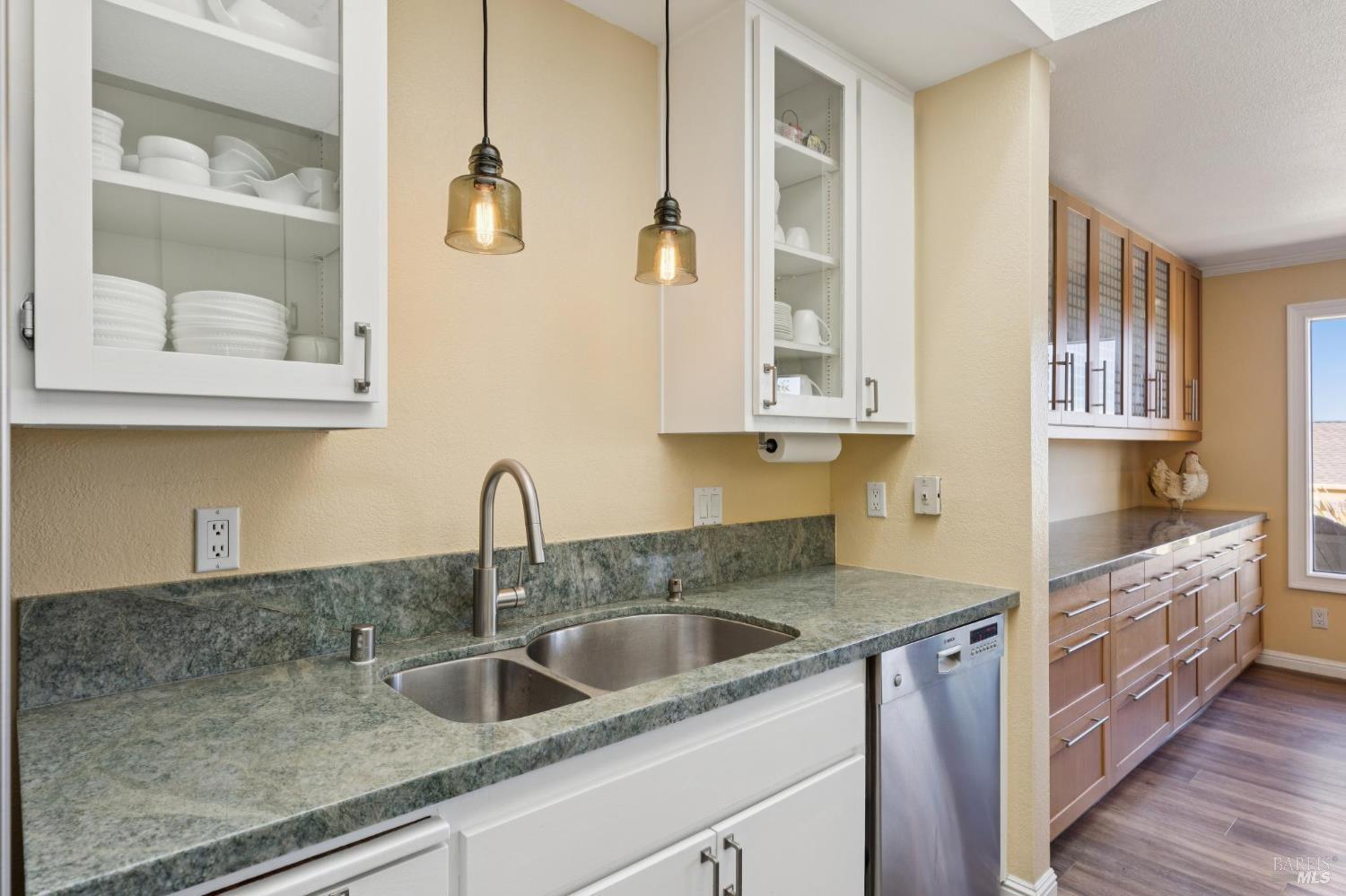 Detail Gallery Image 10 of 22 For 51 Laurel Dr, Corte Madera,  CA 94925 - 2 Beds | 2 Baths