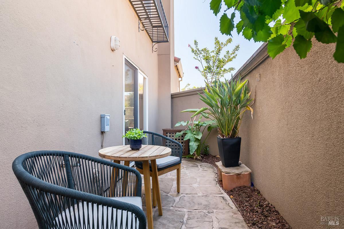 Detail Gallery Image 12 of 28 For 62 Holliday Dr, Novato,  CA 94949 - 2 Beds | 2/1 Baths