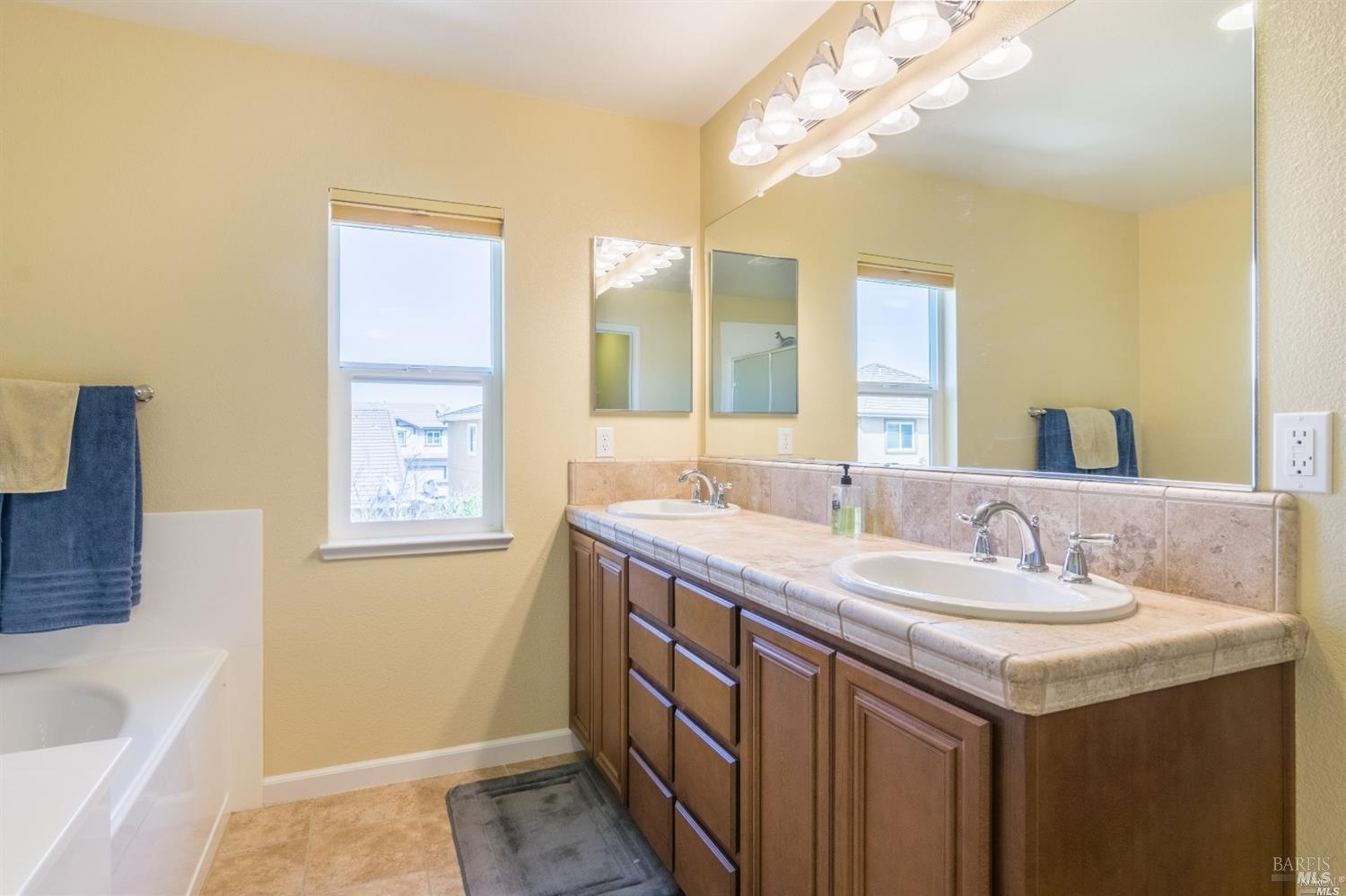 Detail Gallery Image 18 of 22 For 2222 Newcastle Dr, Vacaville,  CA 95687 - 3 Beds | 2/1 Baths